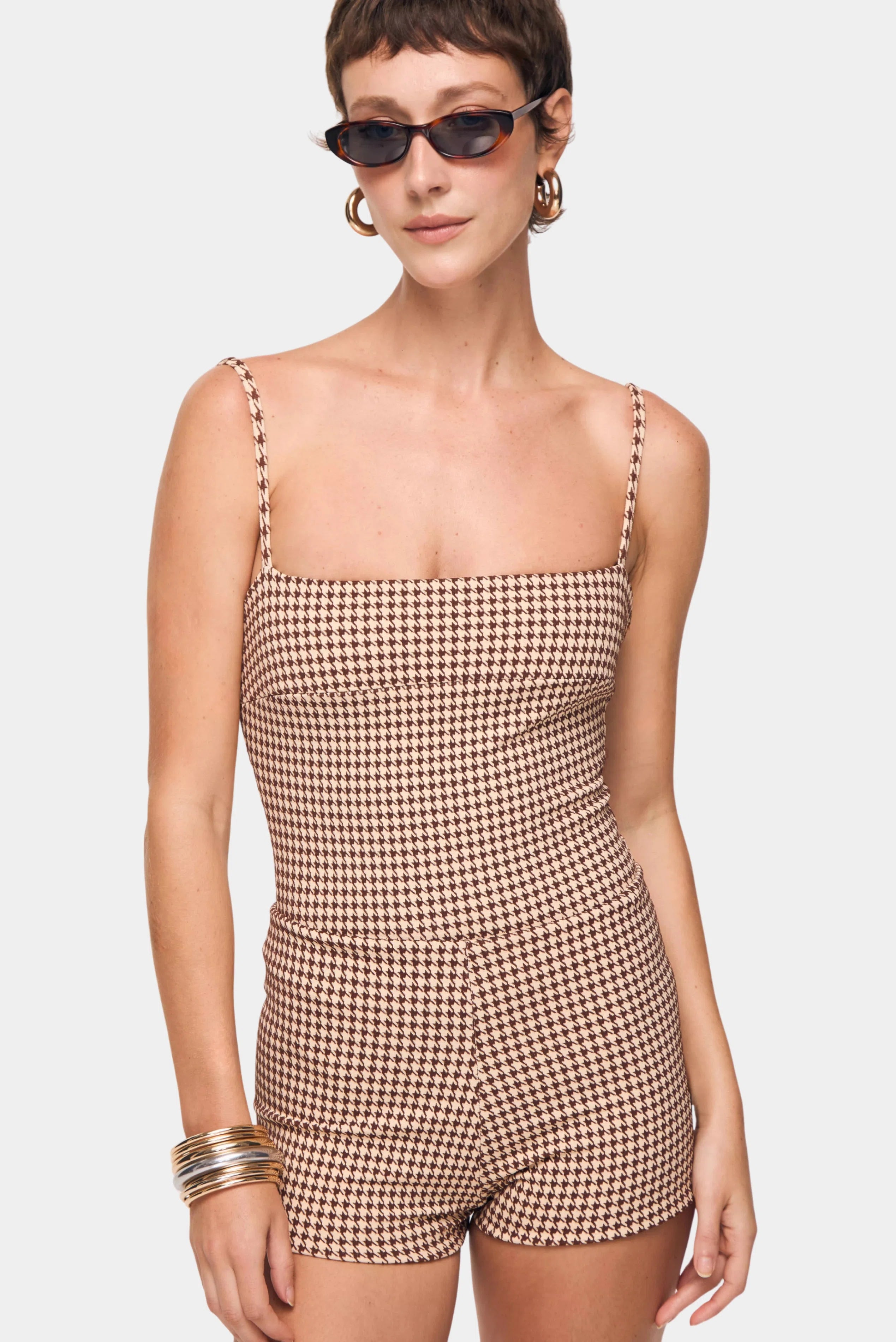 Close do maiô feminino August estampado pied-de-poule com acabamento minimalista