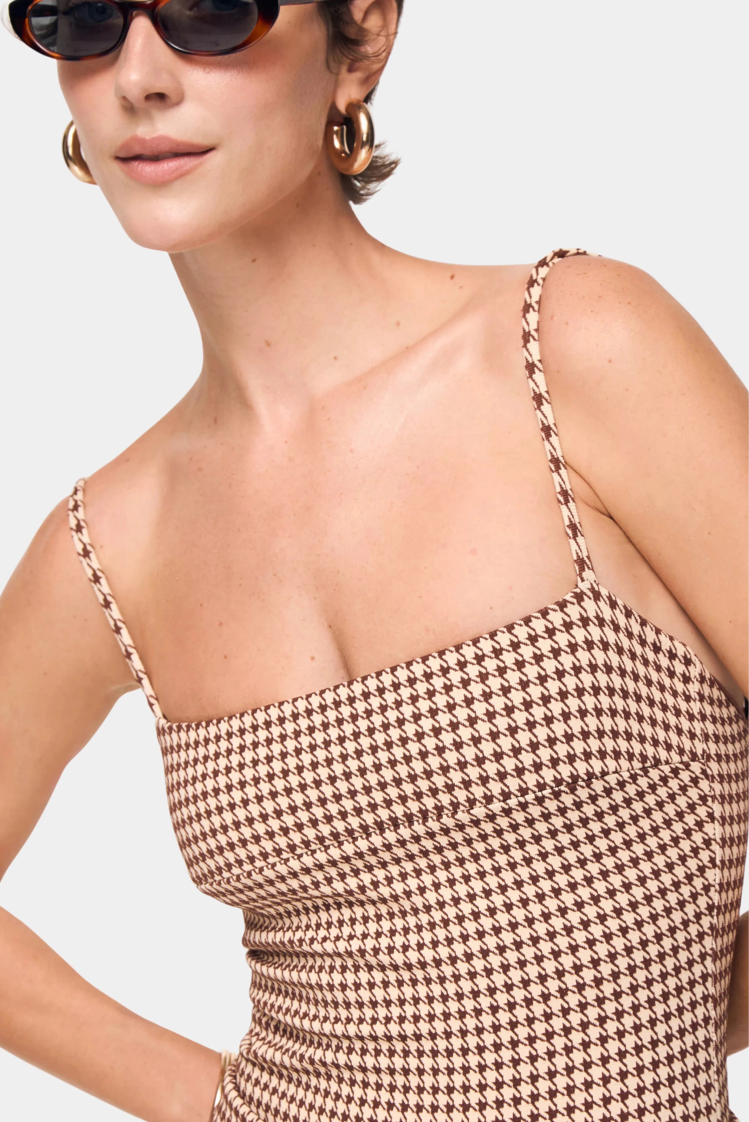 Detalhe da textura visual e estampa pied-de-poule do maiô feminino August