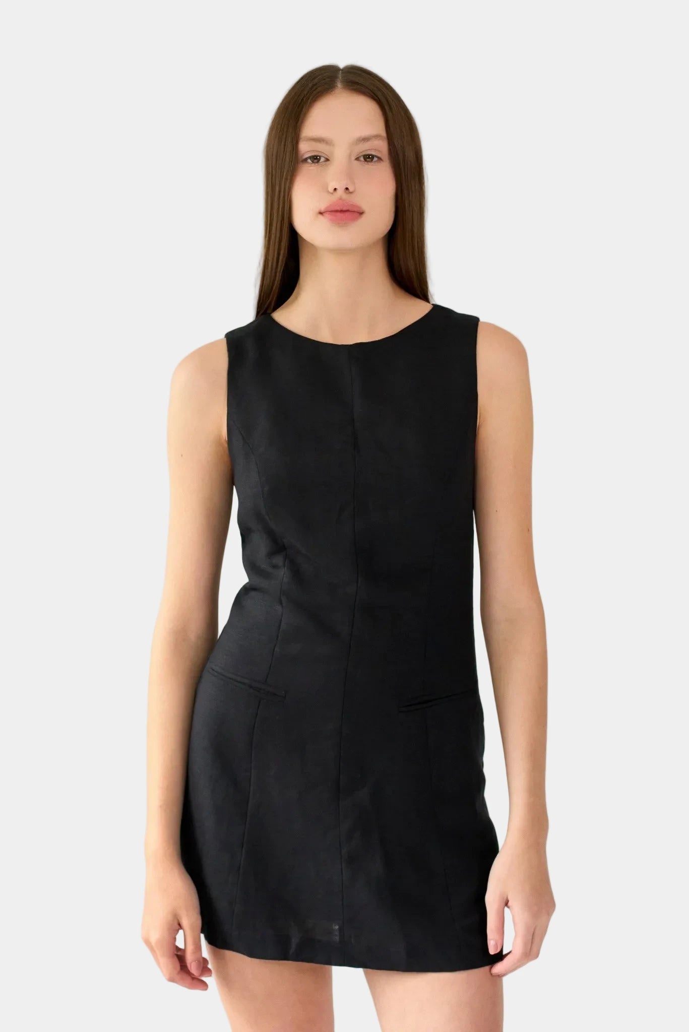 Vestido curto preto Jaia MR em linho com decote redondo e acabamento minimalista