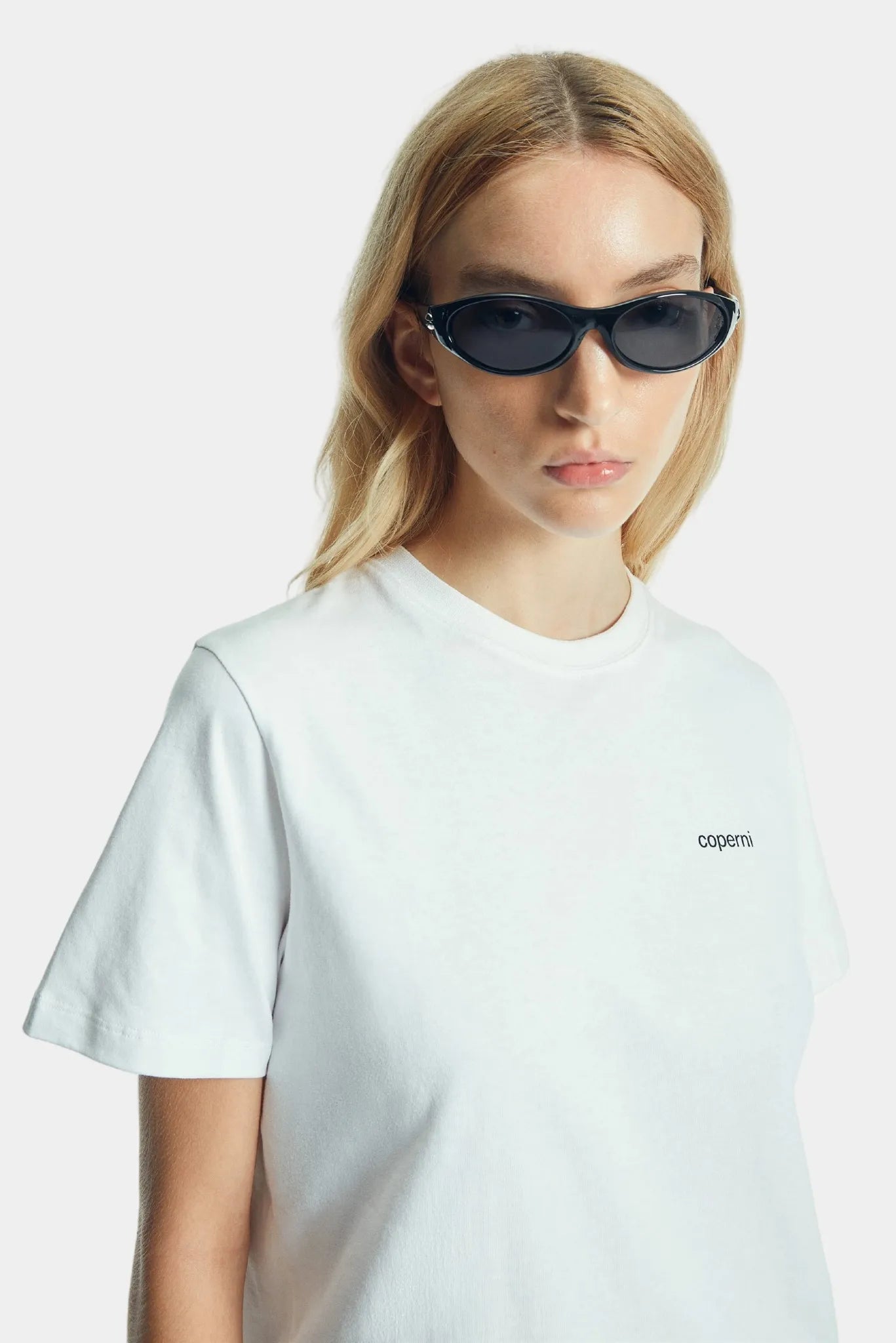 Camiseta básica branca Coperni com manga curta e detalhe de logo minimalista
