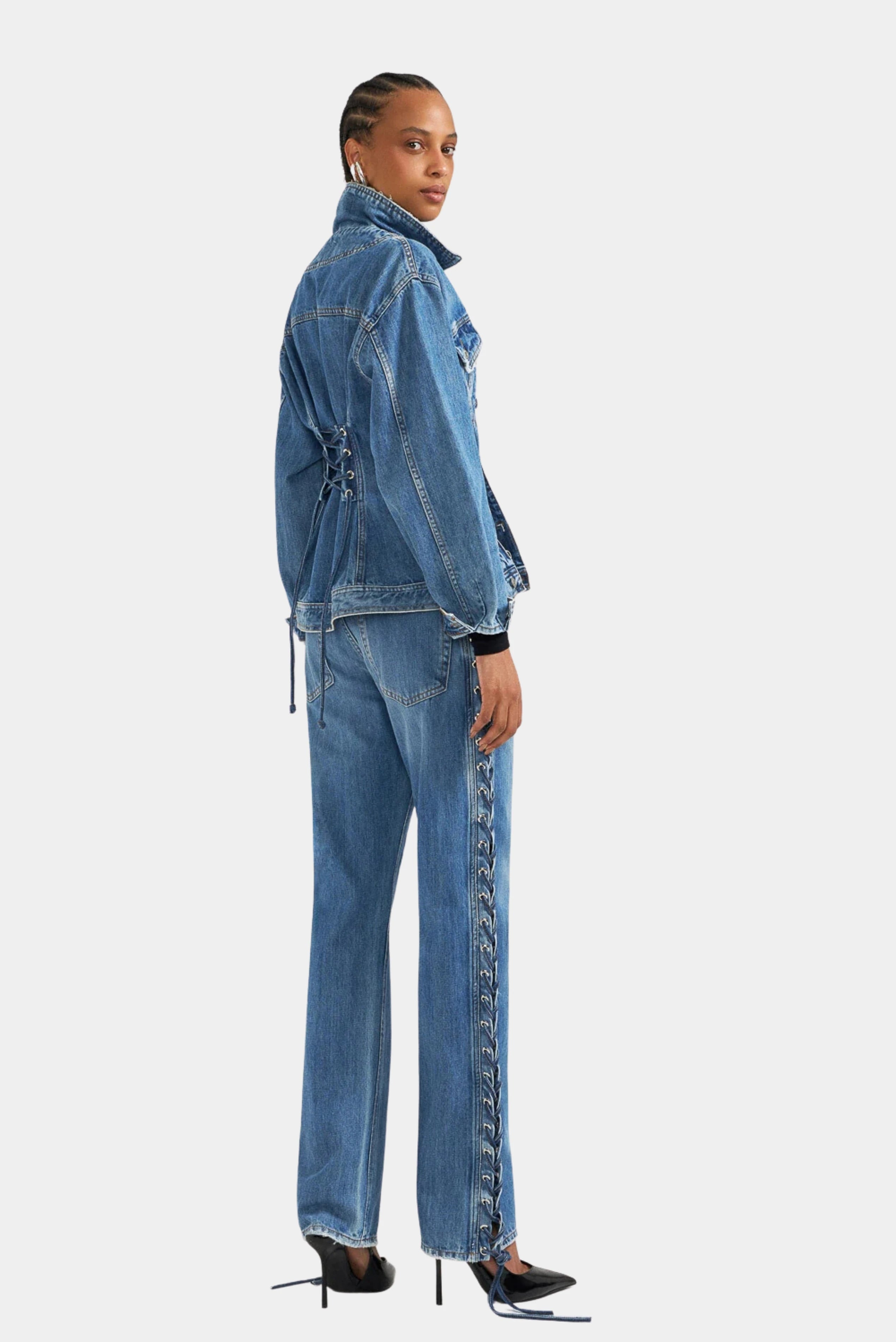 Calça jeans azul 90s de cintura alta com detalhe de ilhoses e amarração nas laterais
