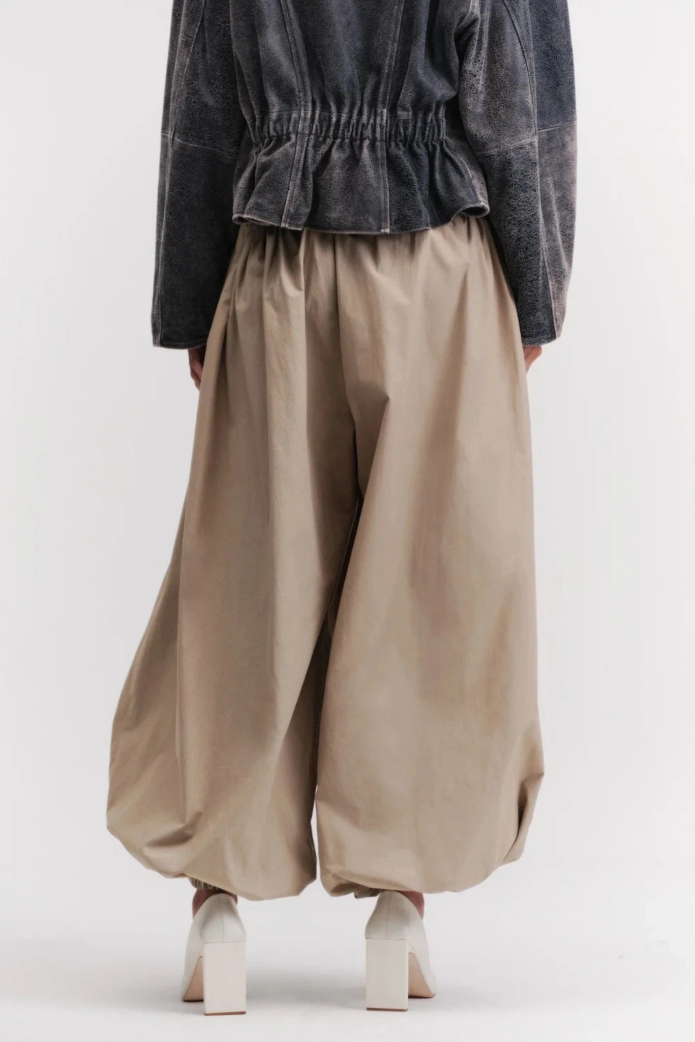 Calça Off Form Francesca off-white com modelagem ampla e barra franzida vista traseira