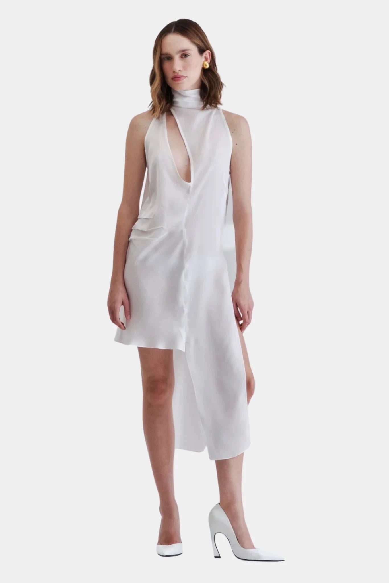 Vestido Noir Francesca branco com gola alta, decote profundo e barra assimétrica