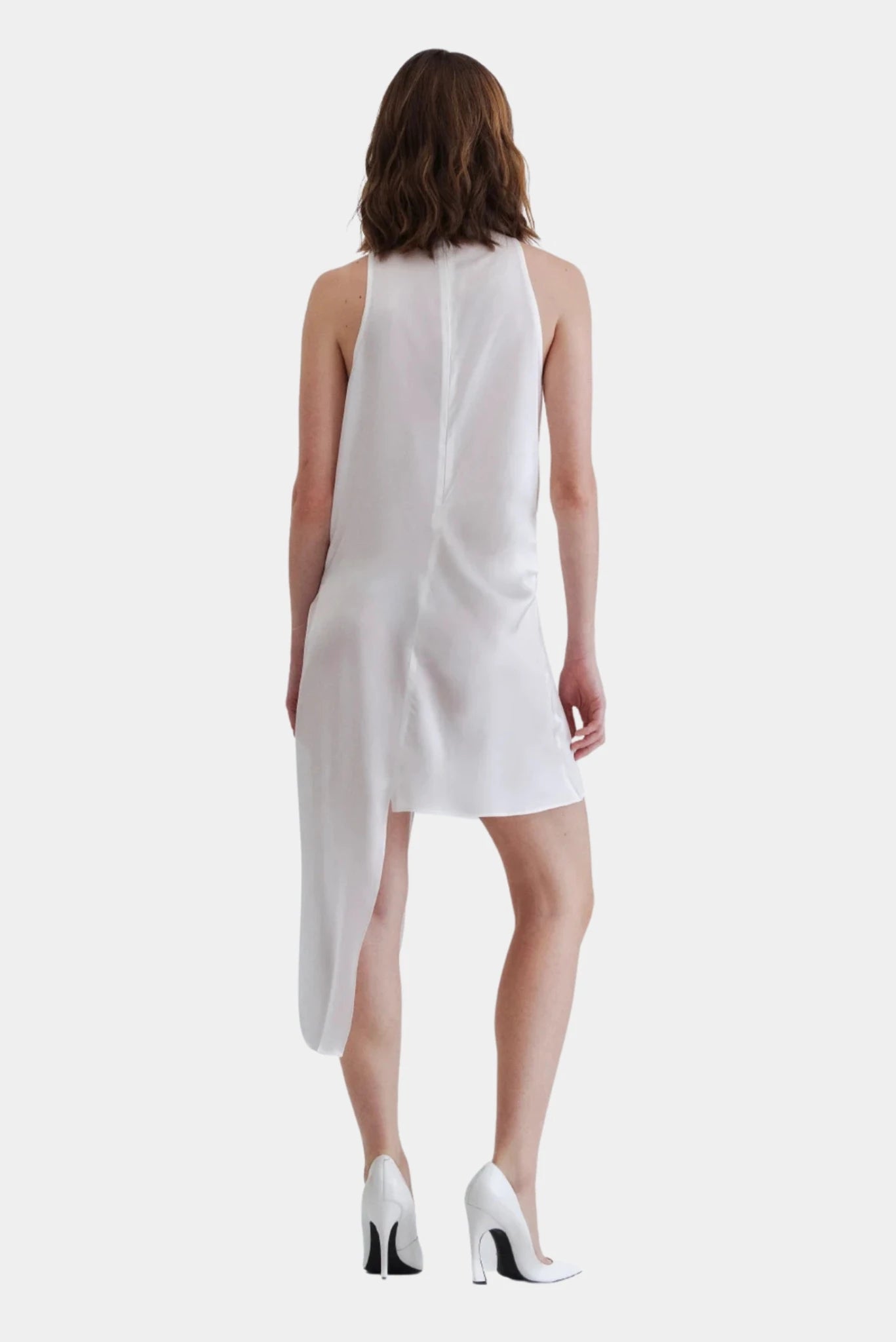 Vestido Noir Francesca branco com costas fechadas e barra assimétrica alongada