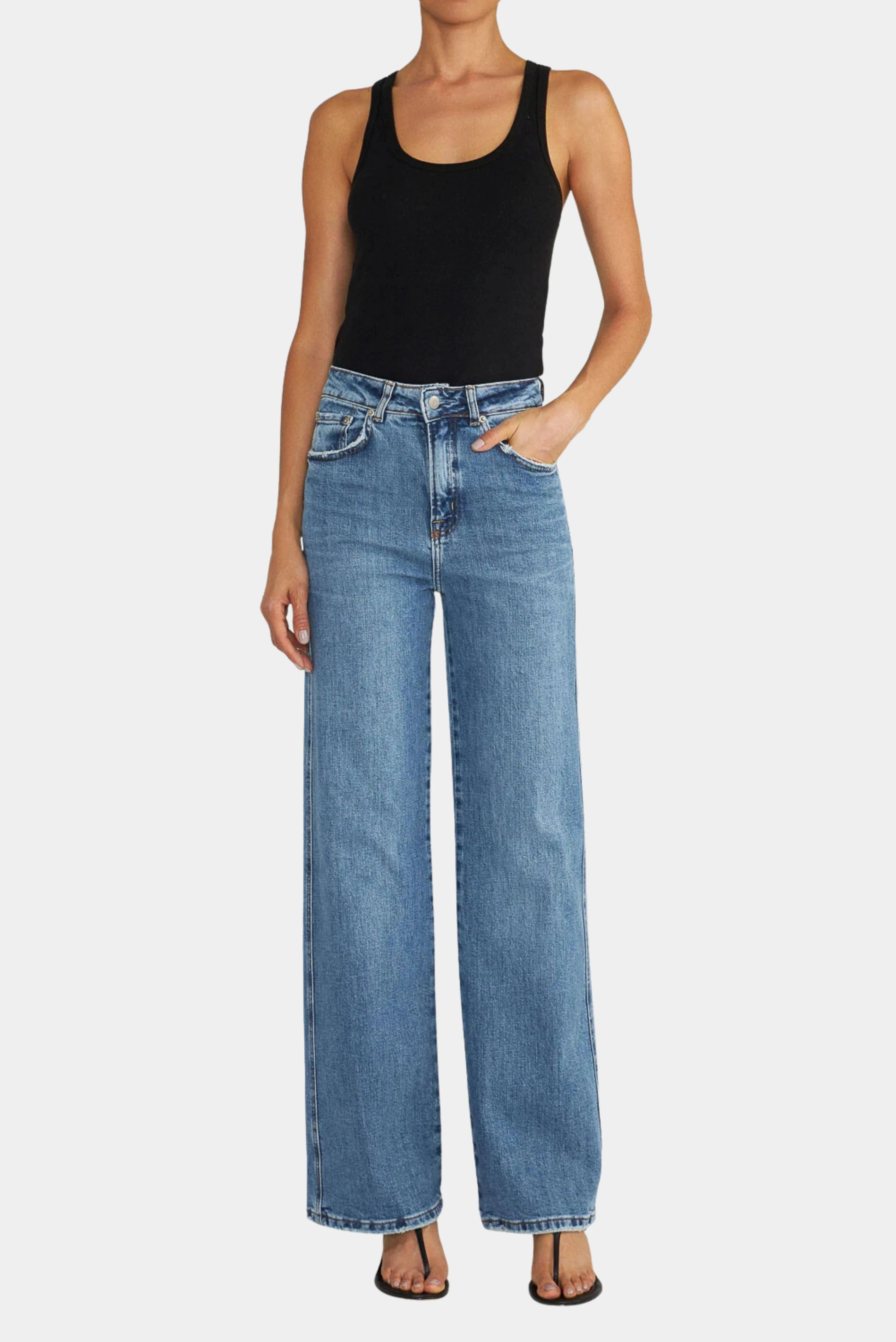 Calça jeans azul Long Marine de cintura alta com modelagem ampla, vestida pela modelo LDenim