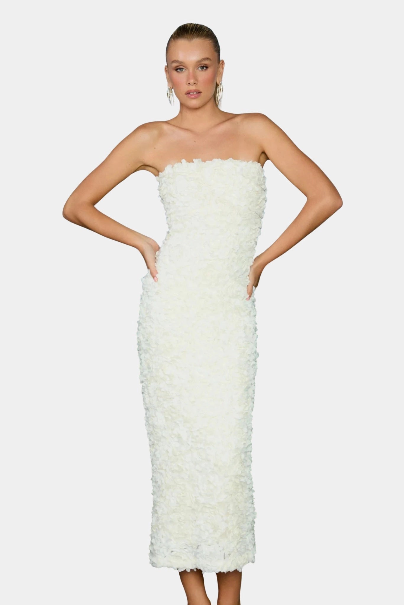 Modelo veste Vestido Midi Yolanda off white tomara que caia com textura floral