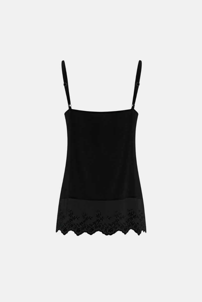 Top Lauren Gaia preto visto de costas com alças reguláveis e renda floral na barra