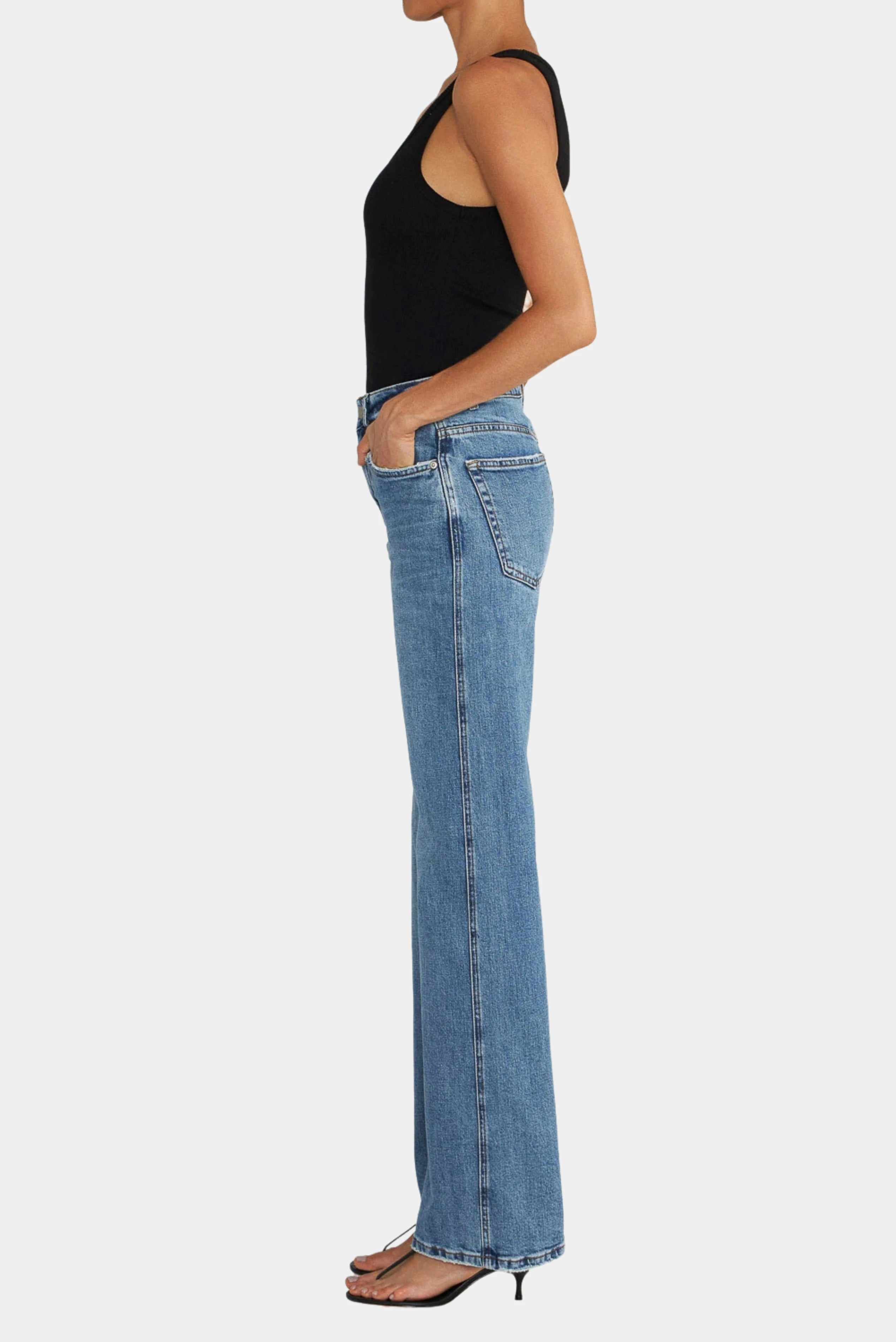 Vista lateral da calça jeans azul Long Marine com cintura alta e modelagem ampla na modelo LDenim