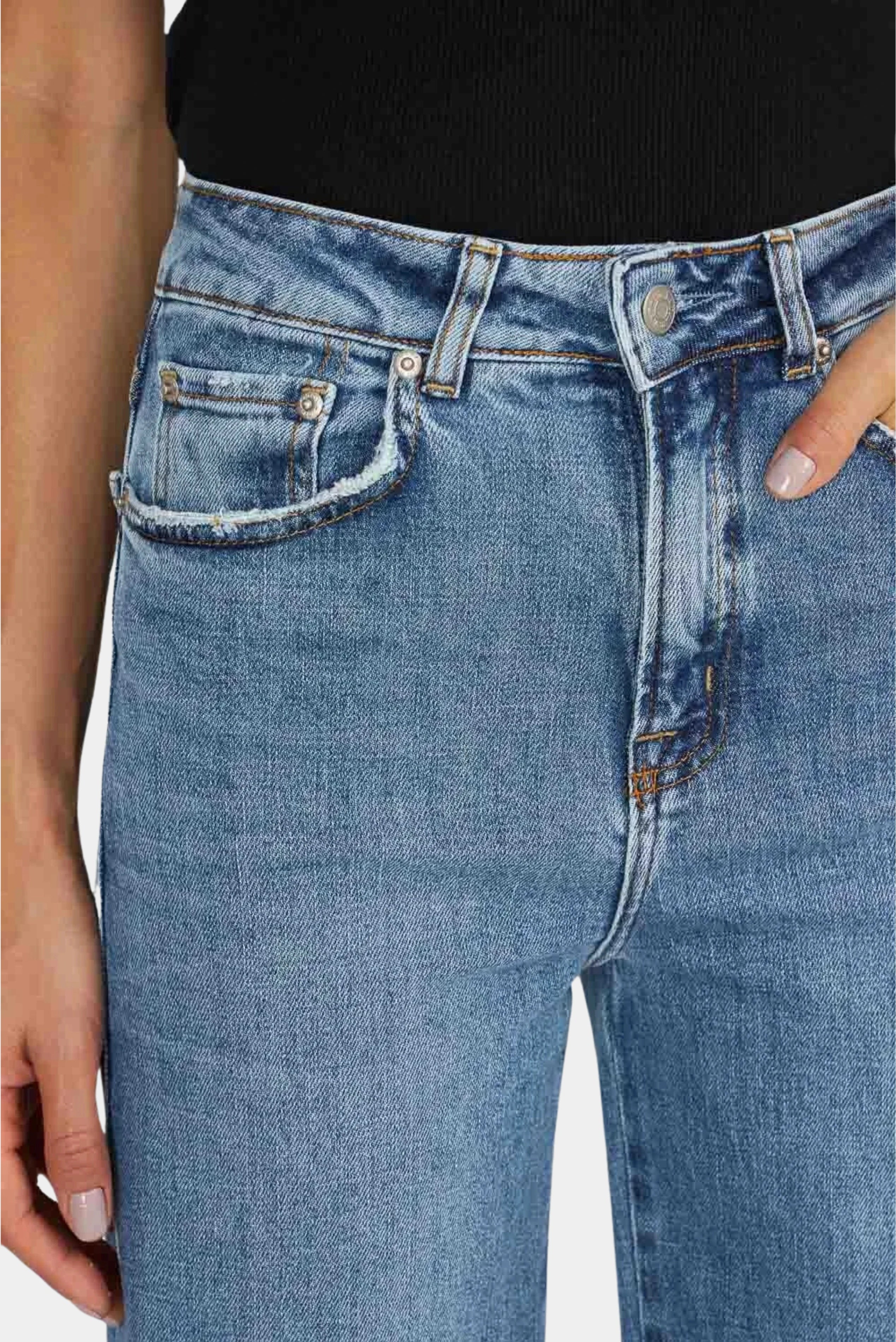 Detalhe do cós e bolso frontal da calça jeans azul Long Marine com lavagem média