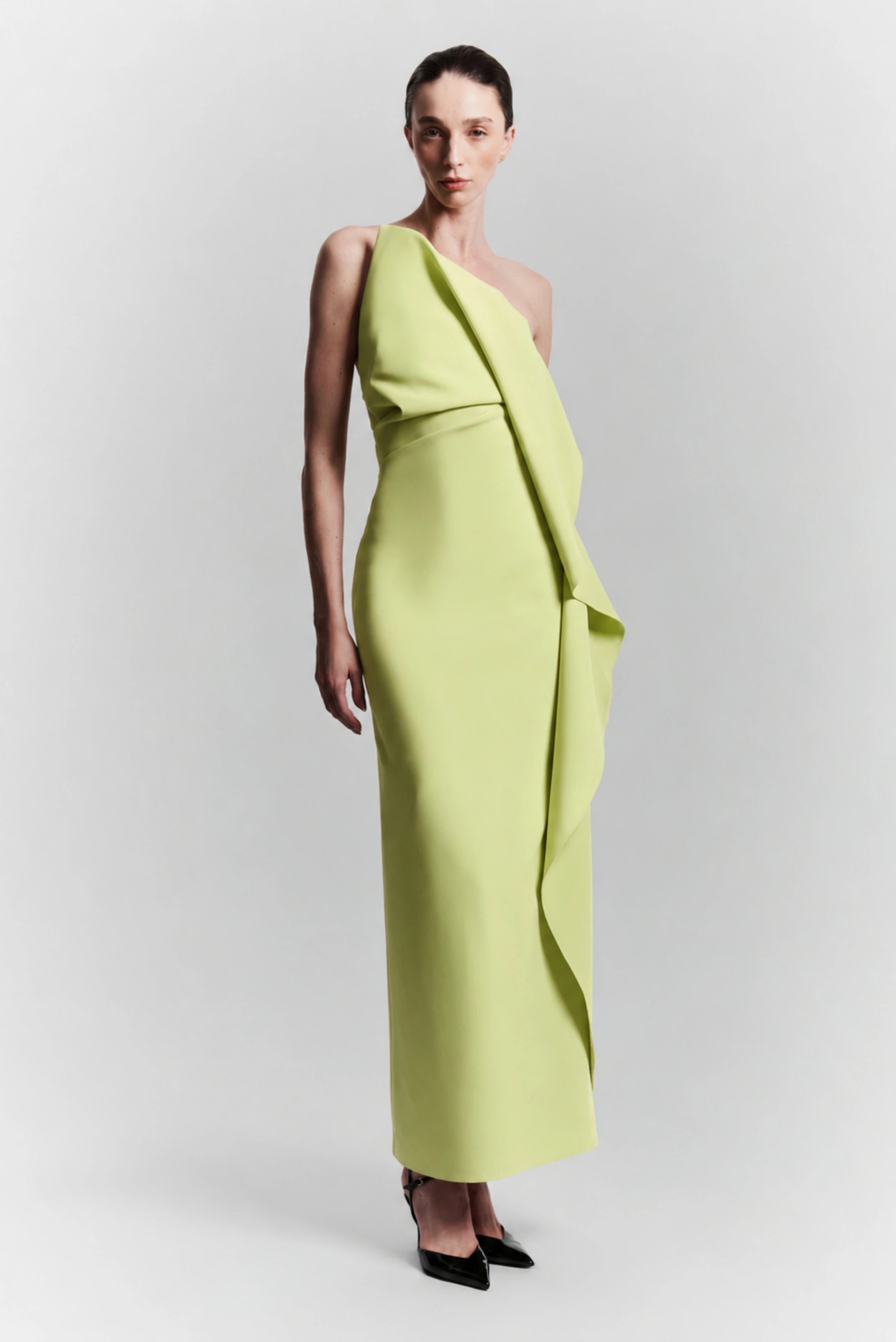 Vestido midi verde-lima de um ombro só com drapeado lateral e modelagem reta