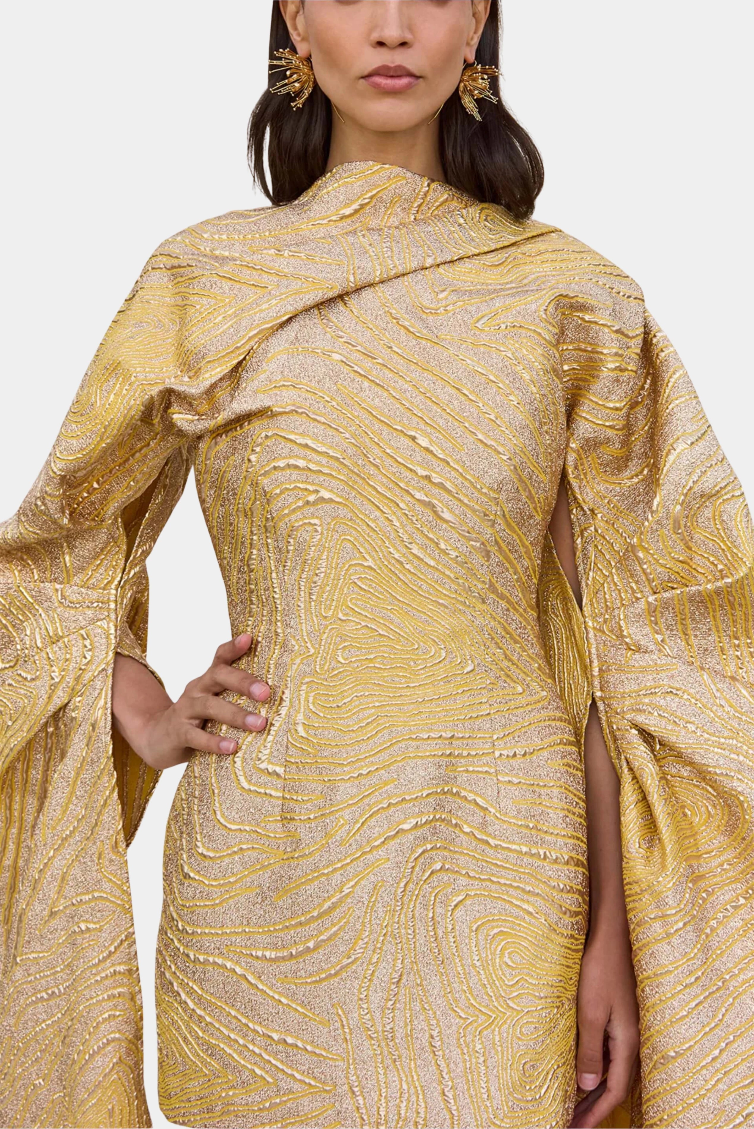 Detalhe de vestido dourado Cult Gaia com textura abstrata e gola drapeada