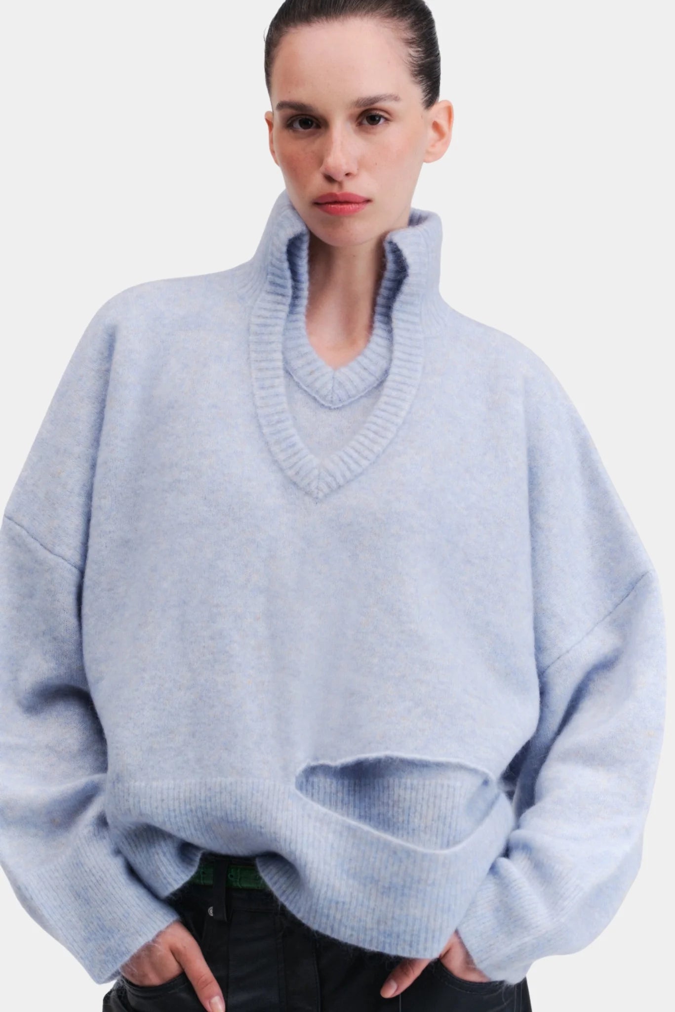 Pullover oversized em tricot azul claro com gola alta canelada e detalhe frontal vazado