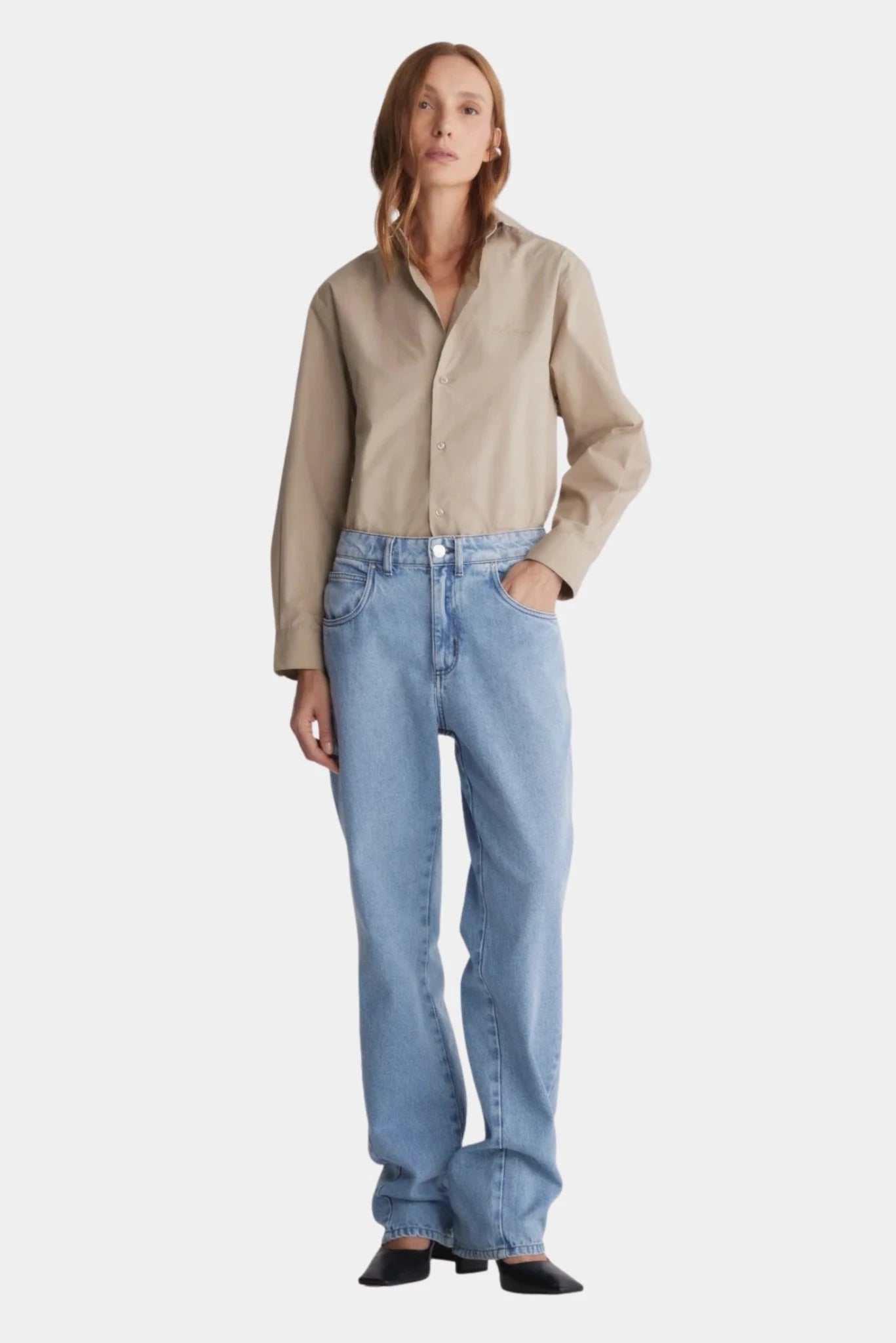 Calça Jeans Strange Francesca em lavagem azul clara com modelagem reta e cintura alta