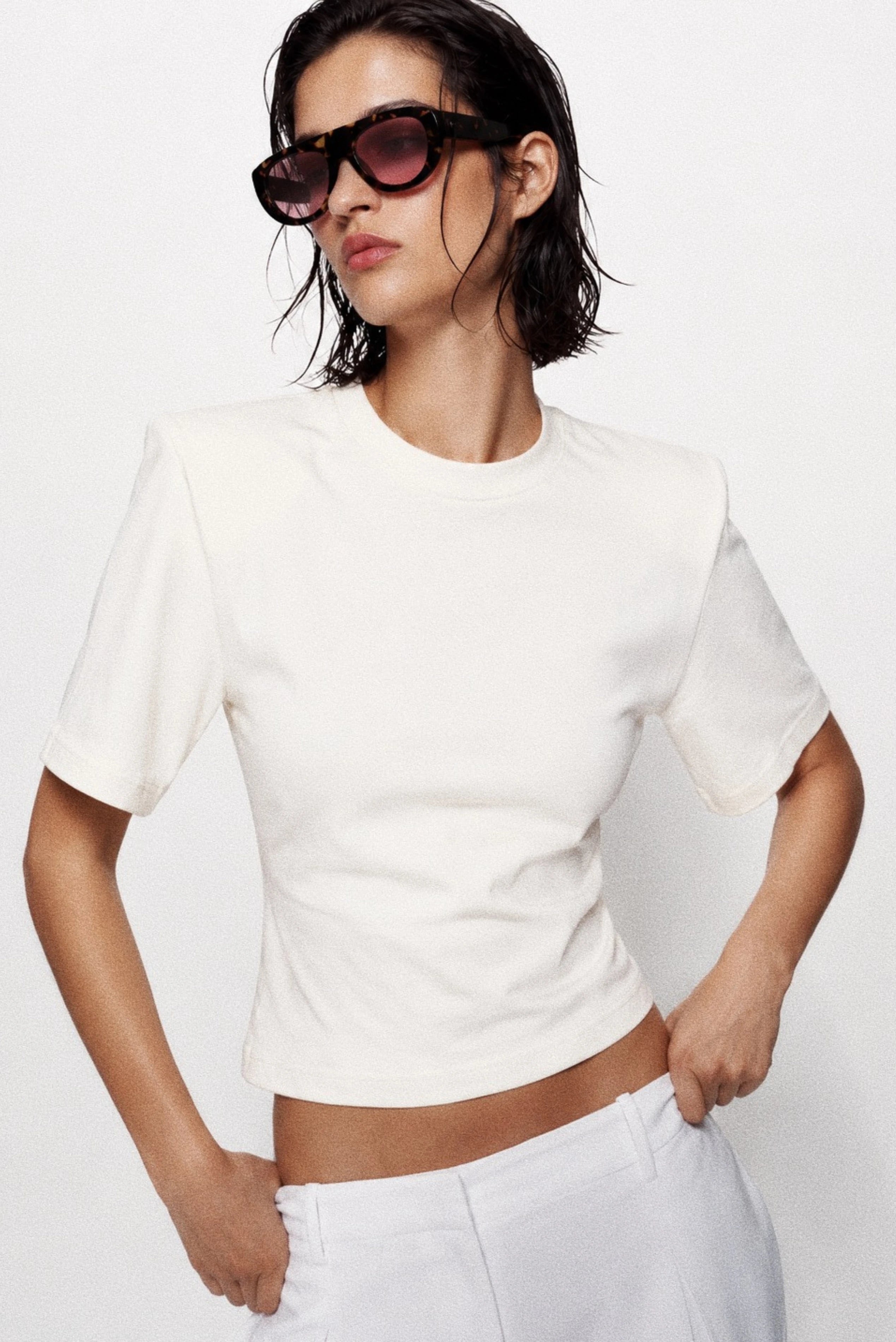 Detalhe da camiseta off-white em algodão Pima com ombros estruturados Zolika