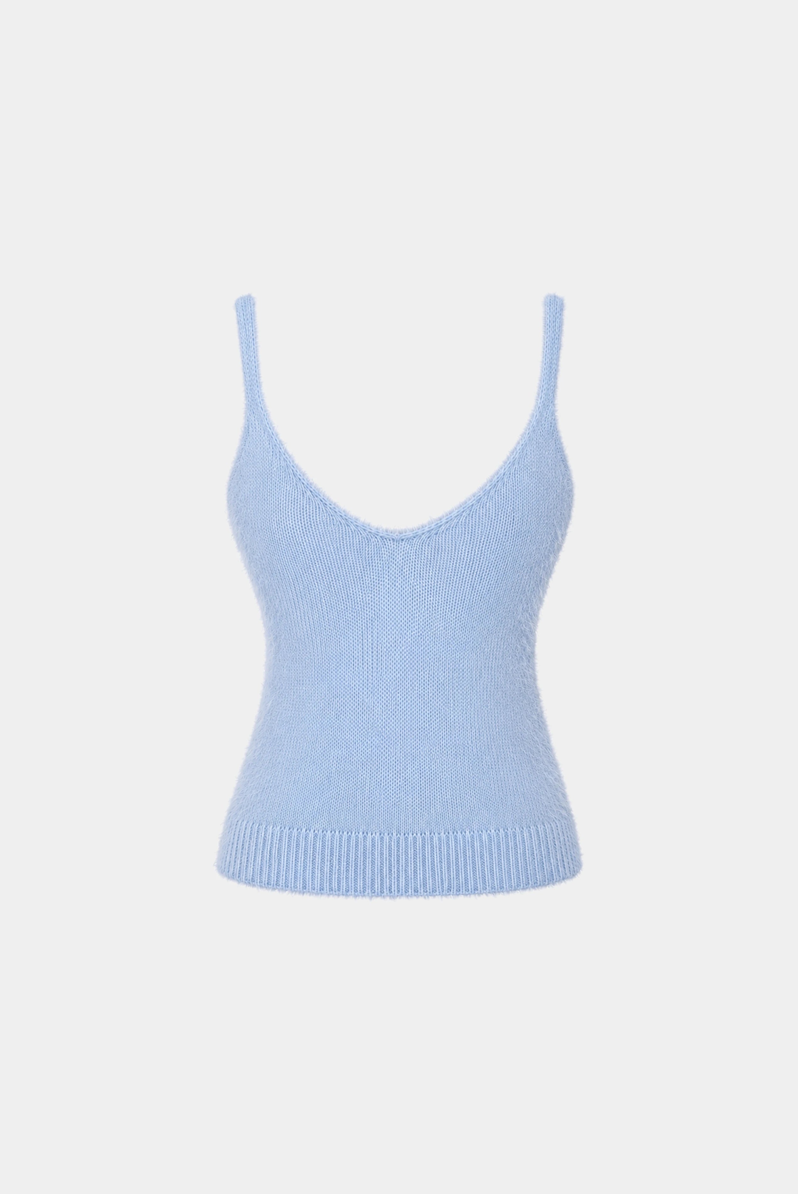 Costas do Top Regata Gaia azul claro em tricô felpudo com decote profundo