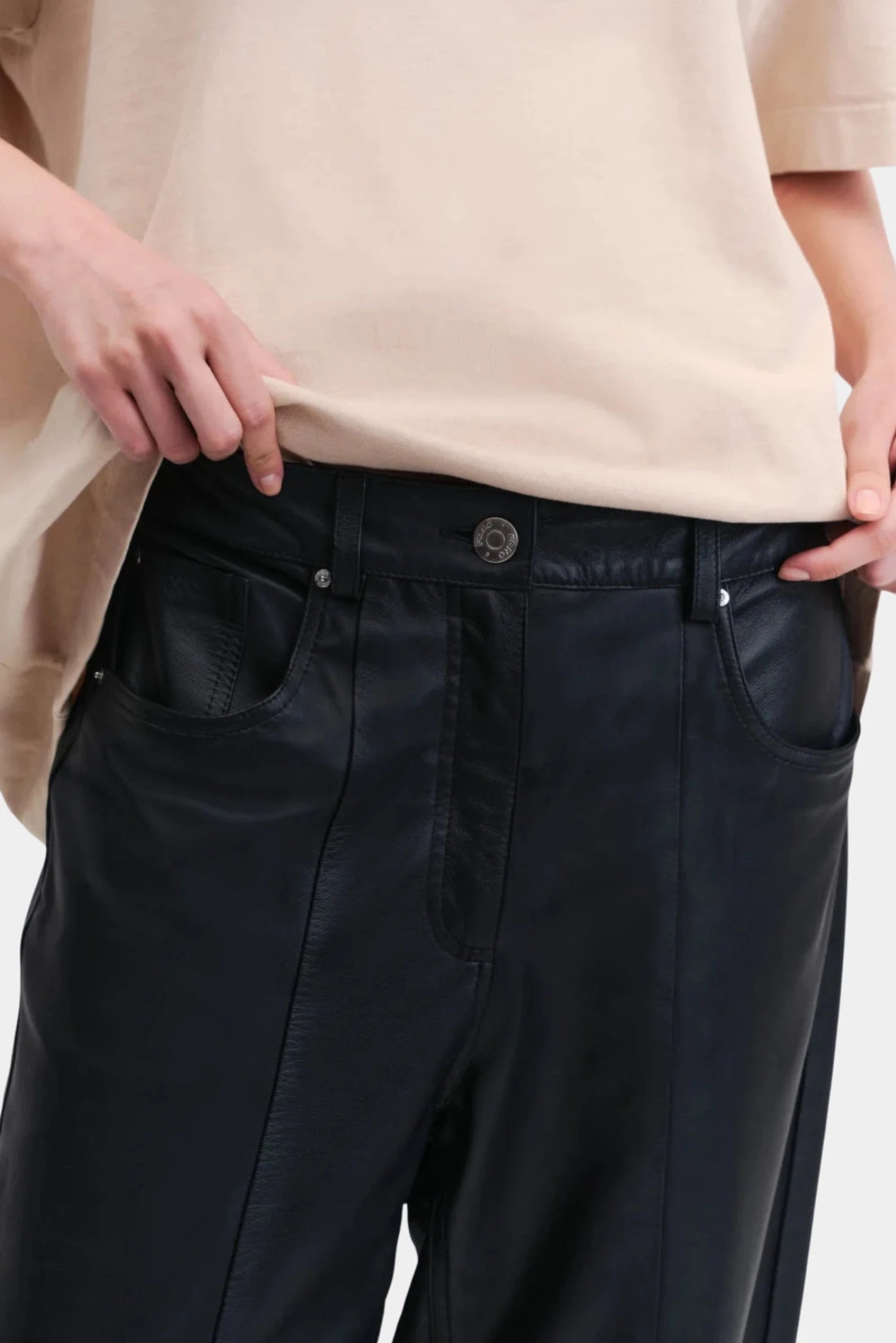 Calça Sela Francesca preta com bolsos frontais e modelagem reta