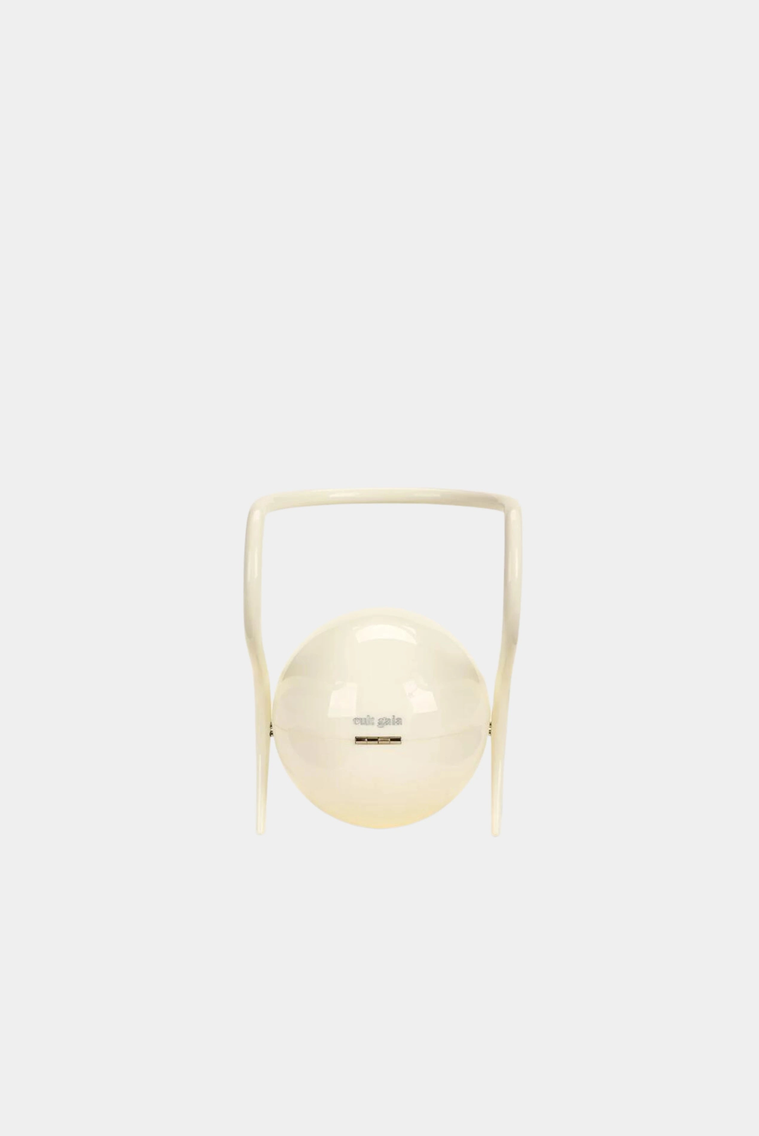 Bolsa Cult Gaia redonda off-white com alça rígida e fechamento metálico