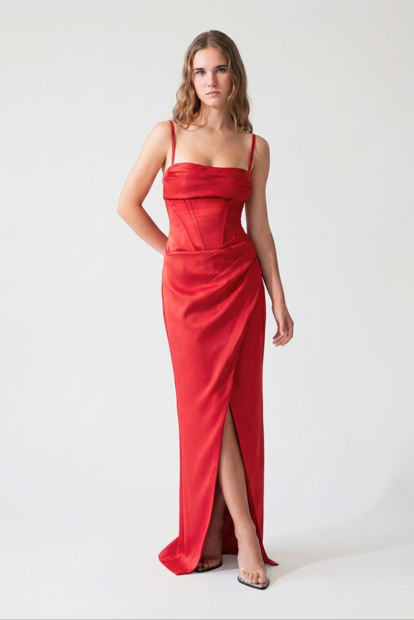 Vestido de Festa Longo Corset Corina MR vermelho com drapeado, corset e caimento sofisticado