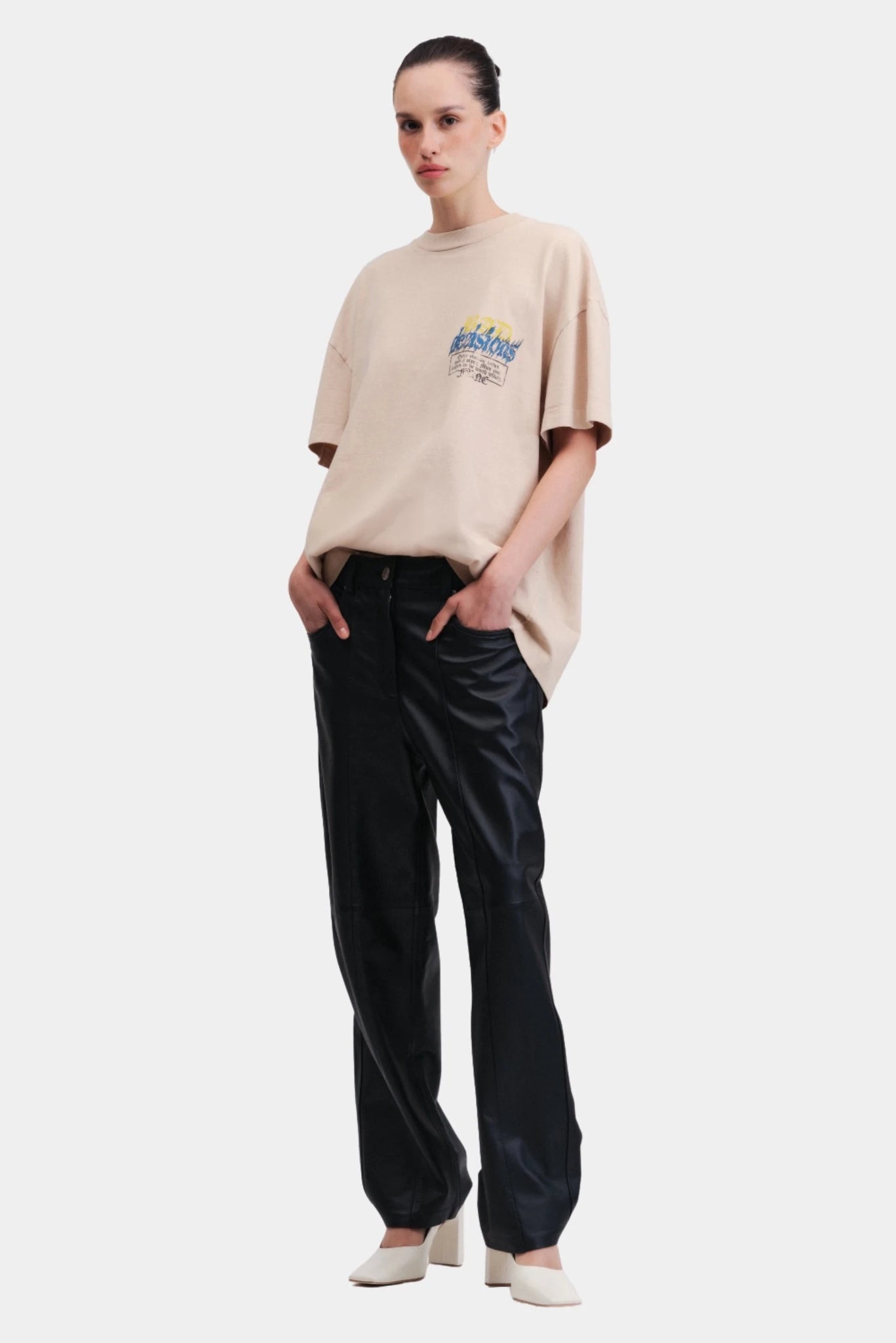 Calça Couro Sela Francesca preta com modelagem reta em look casual