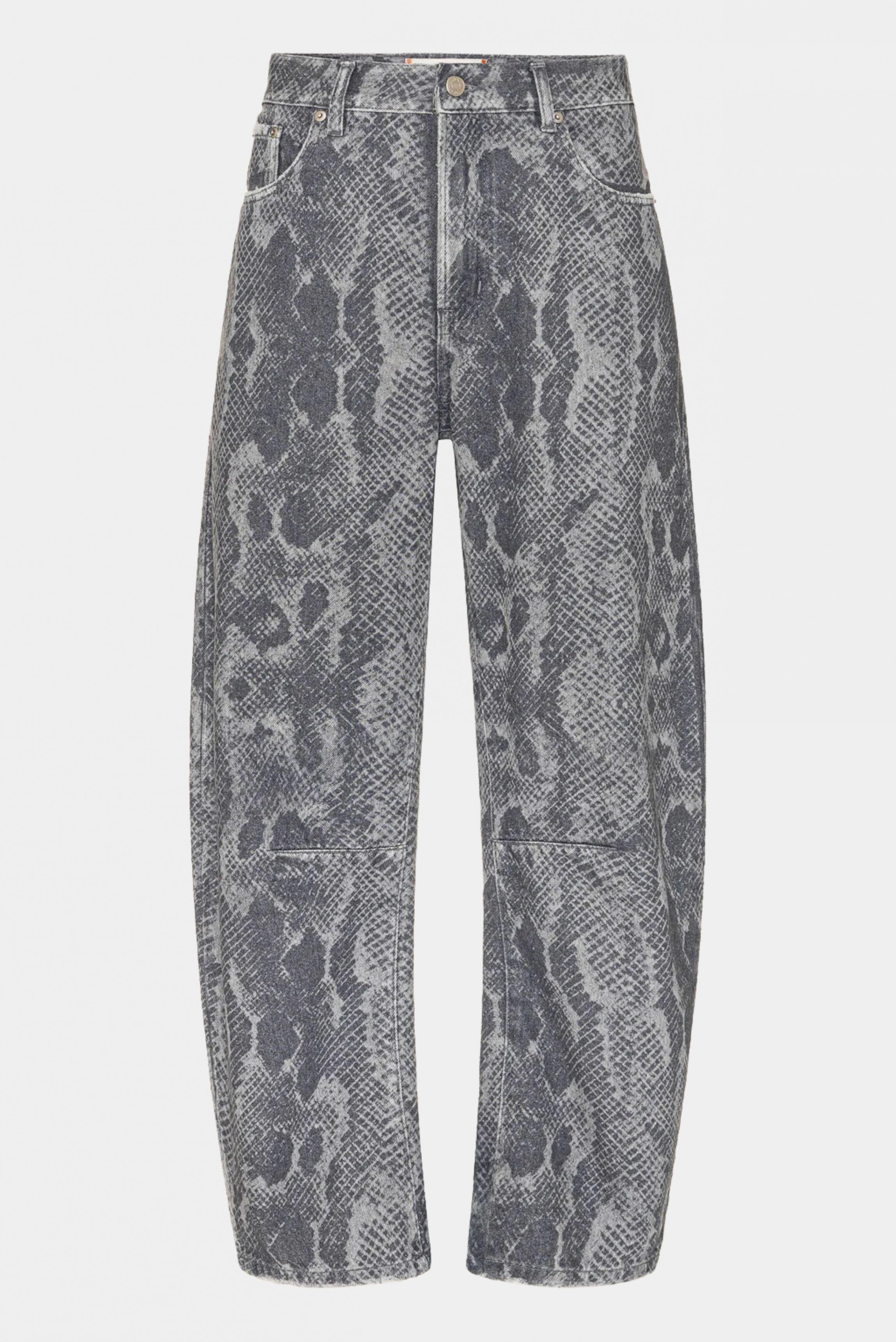 Calça Curve Snake L•Dnim em jeans cinza com estampa animal print e caimento amplo