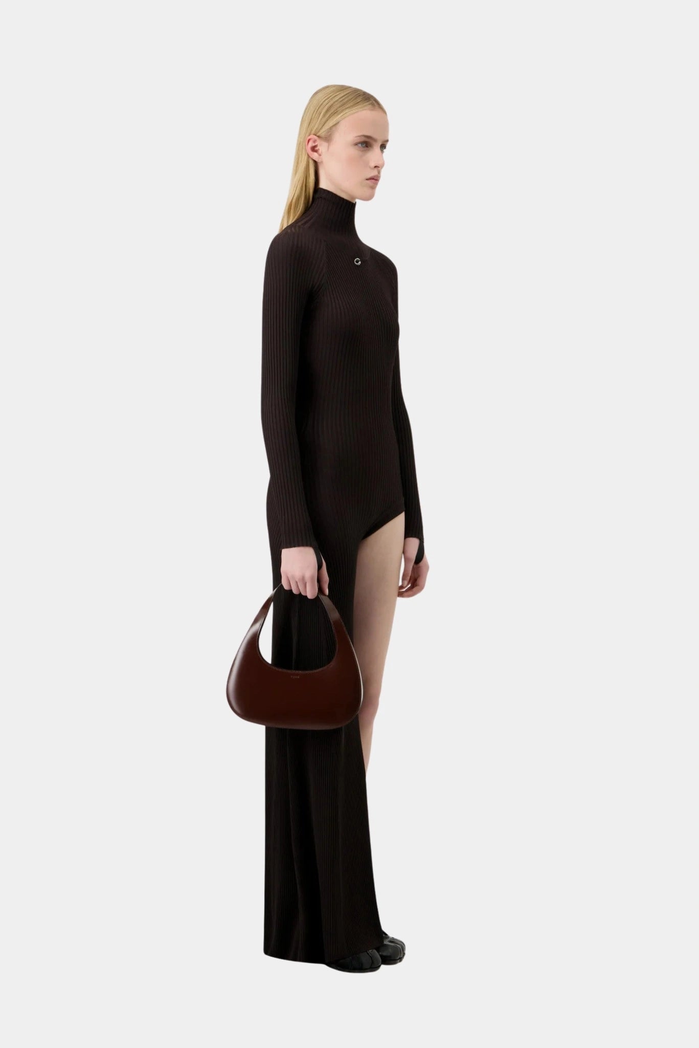Vestido preto canelado com recorte lateral e manga longa Coperni