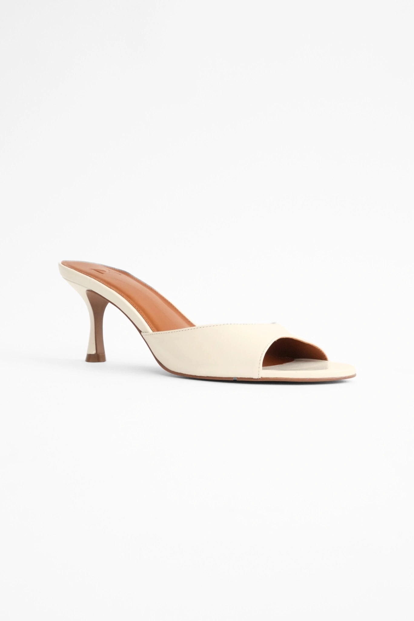 Sandália mule off-white de salto médio e bico aberto vista frontal lateral