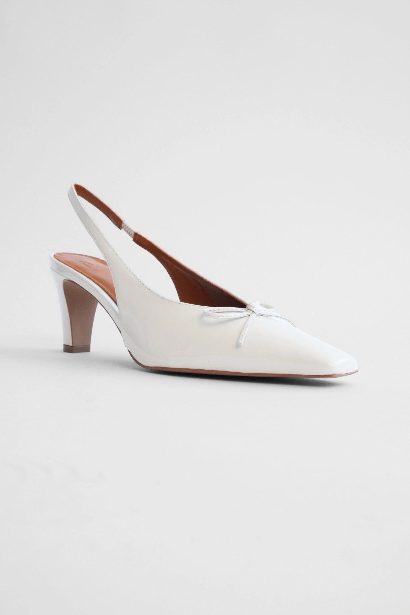 Scarpin Slingback Paris MR off white com acabamento brilhante, laço delicado e tira traseira