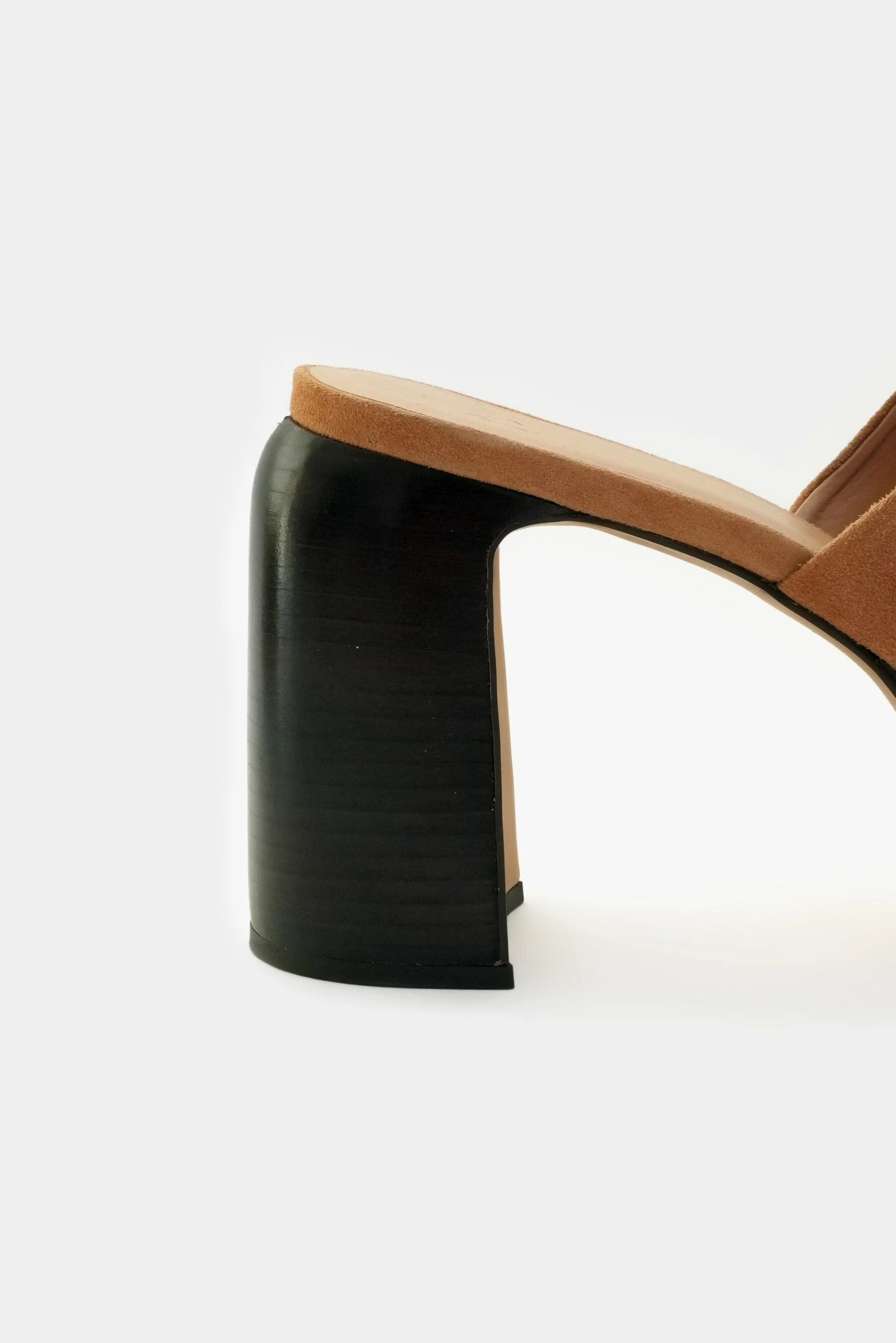 Detalhe do salto bloco preto da sandália plataforma camel Kell MR