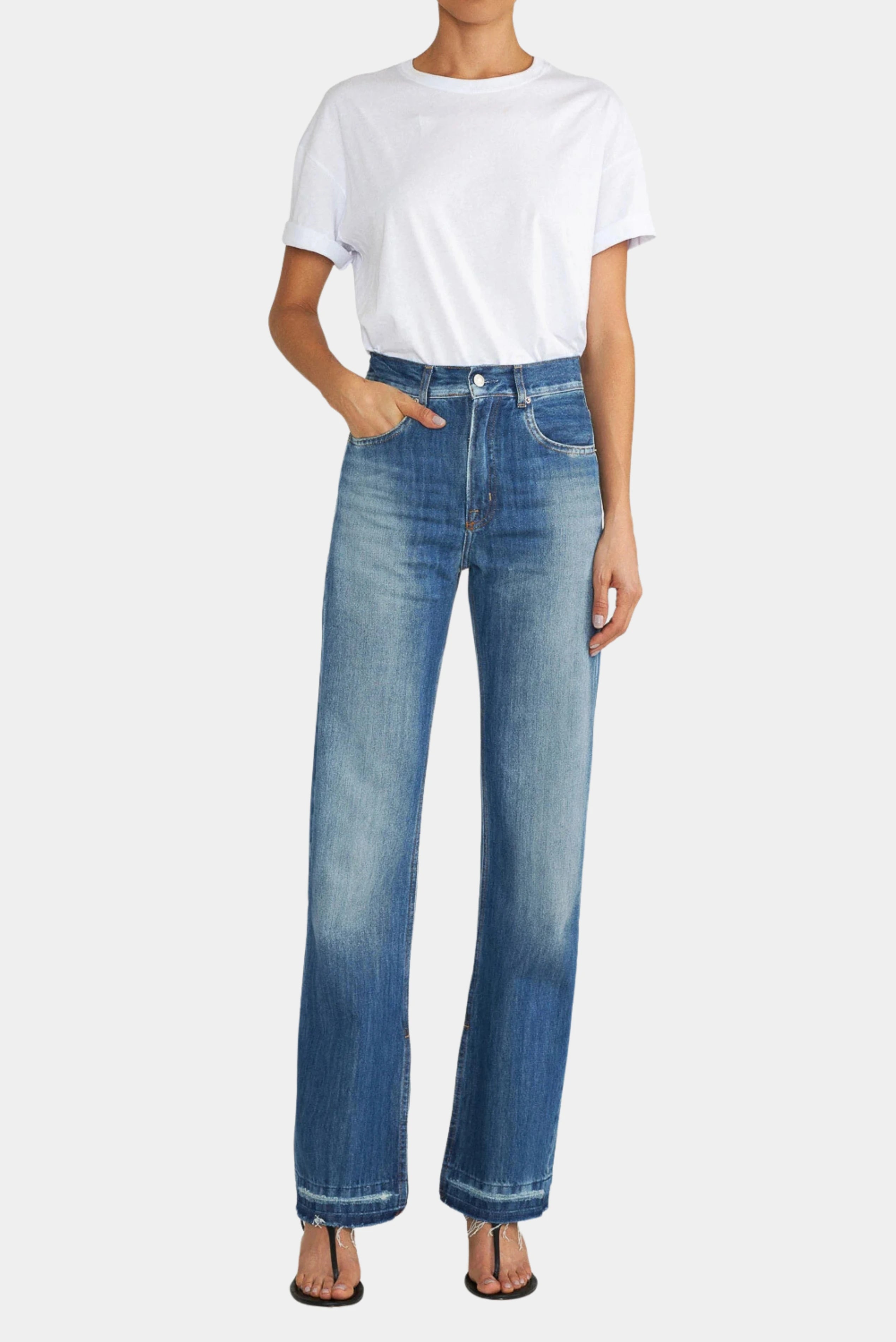 Calça jeans 90S azul de cintura alta com modelagem reta, vestida pela modelo LDenim