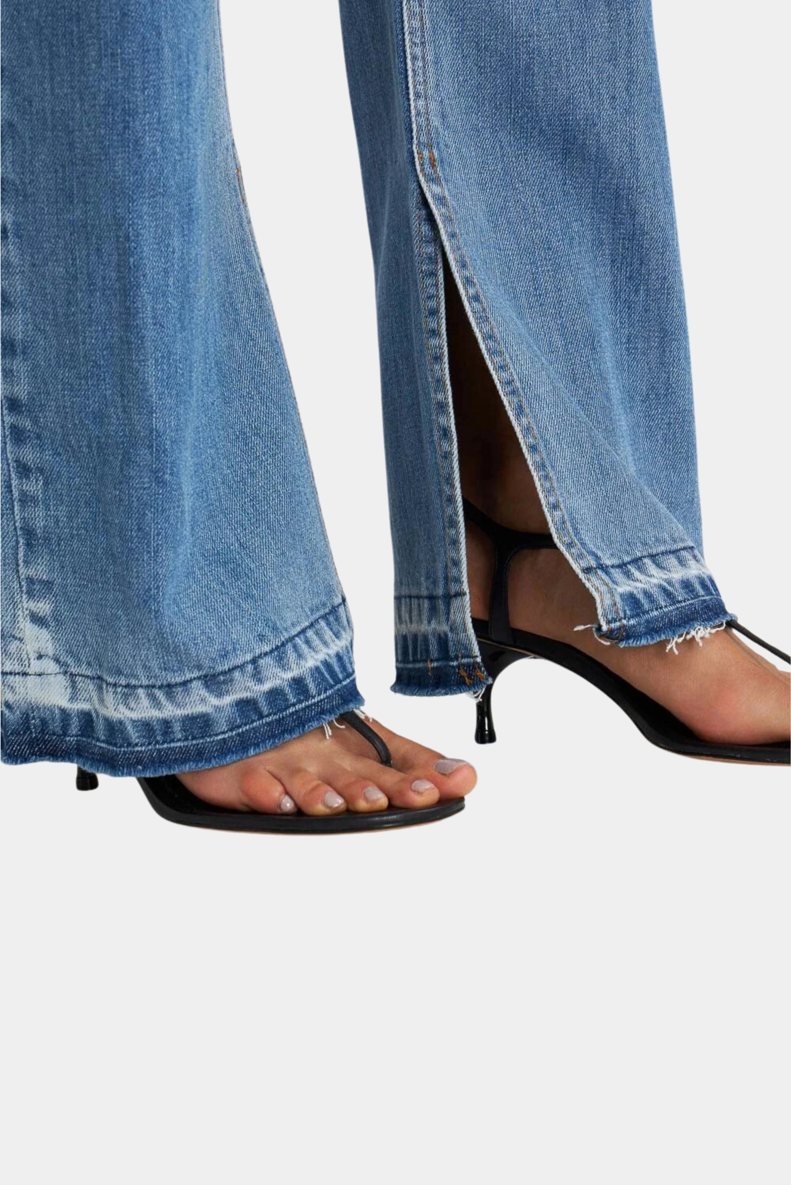 Detalhe da barra desfiada com fenda lateral da calça jeans 90S azul LDenim