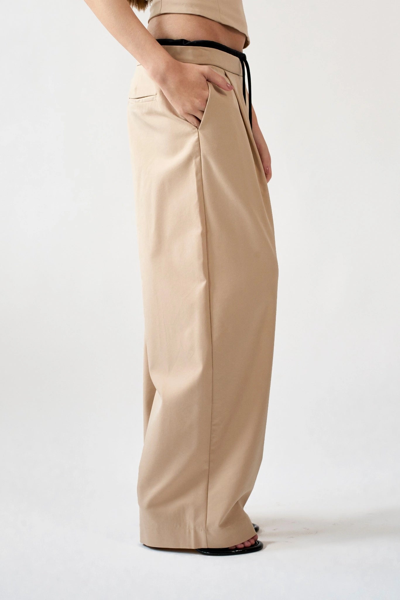 Look com calça ampla Kylie MR bege de alfaiataria e cintura baixa