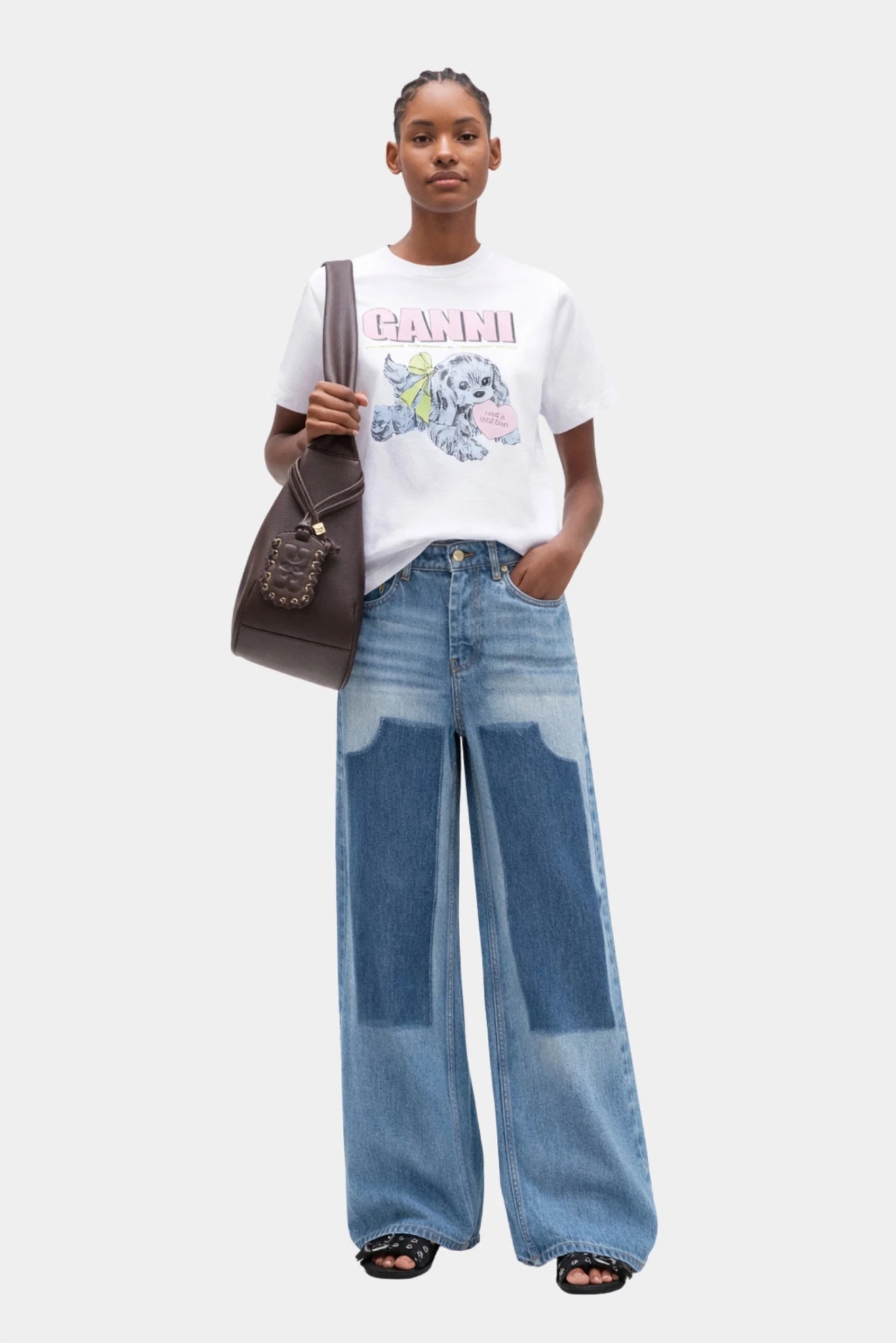 Modelo usando calça jeans Ganni Baggy azul-claro com lavagem estonada e modelagem ampla