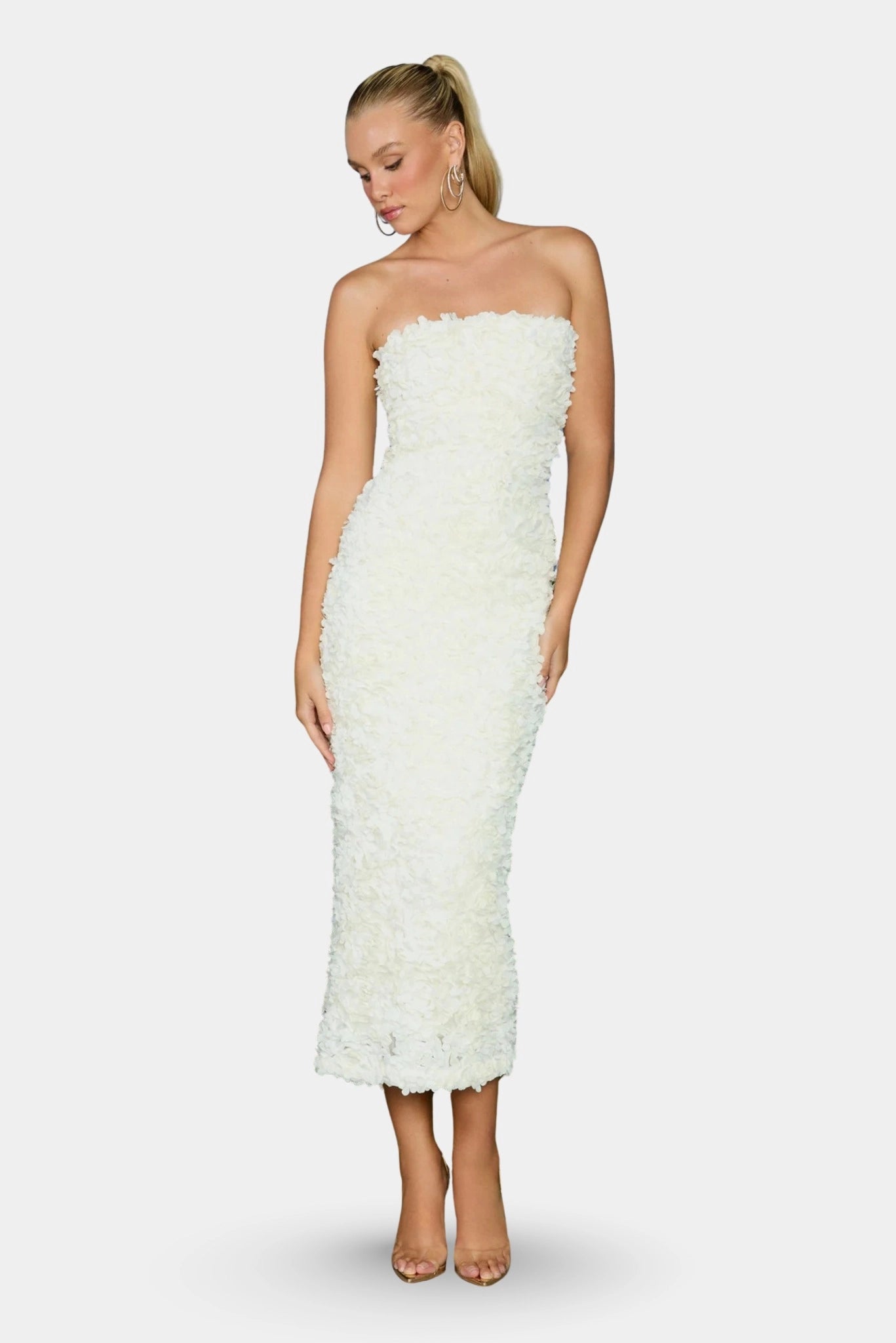 Vestido Midi Yolanda off white com flores aplicadas e caimento ajustado