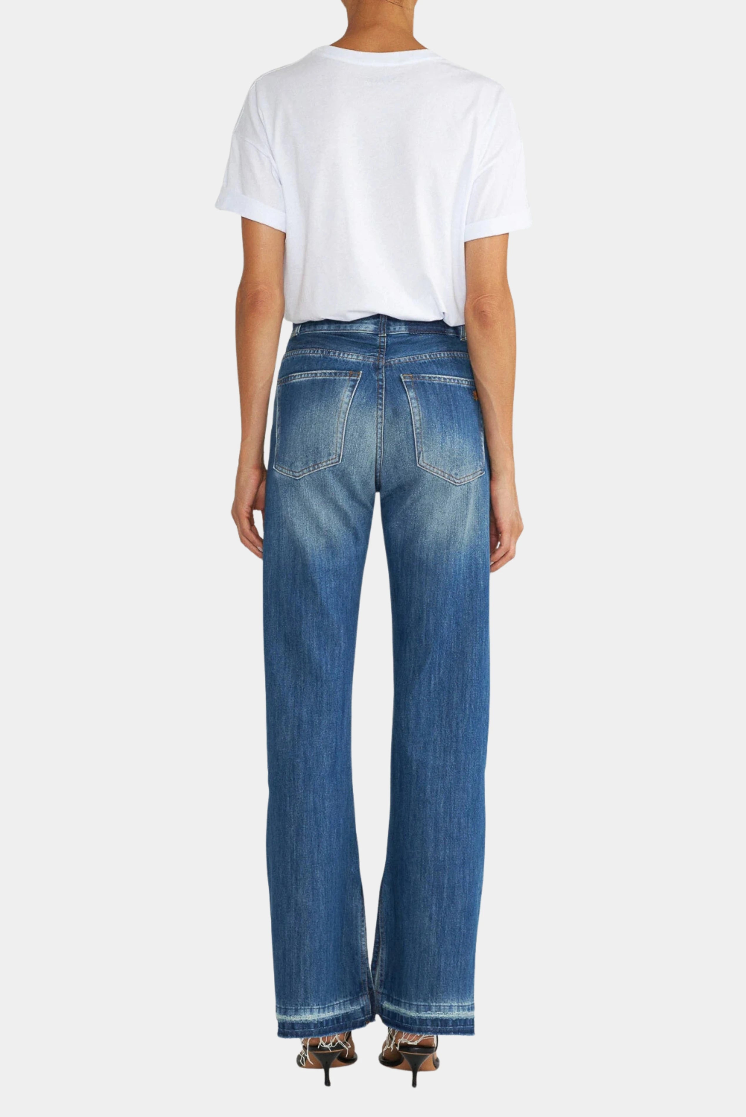 Vista traseira da calça jeans 90S azul com bolsos posteriores e modelagem reta LDenim
