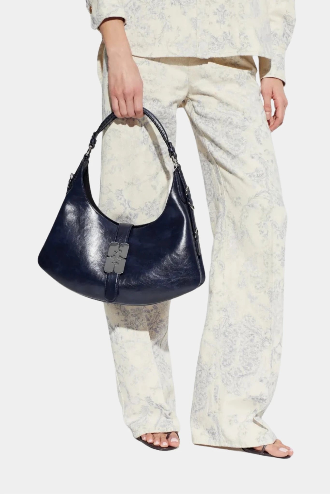 Modelo segurando bolsa Kat Pequena azul-marinho com acabamento crinkle Ganni