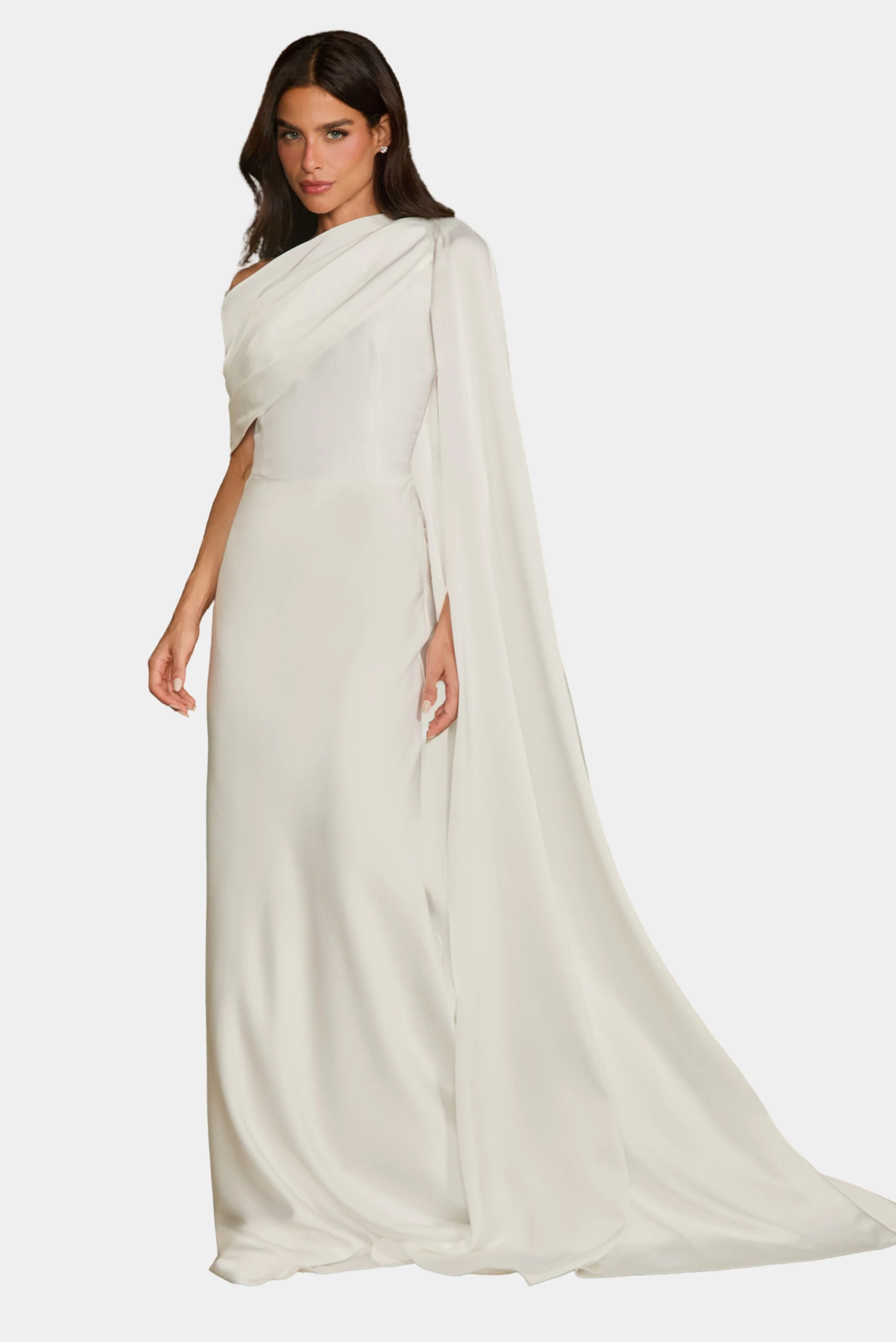 Modelo veste vestido longo Isabelle Fabulous em cetim off-white com capa fluida e um ombro só
