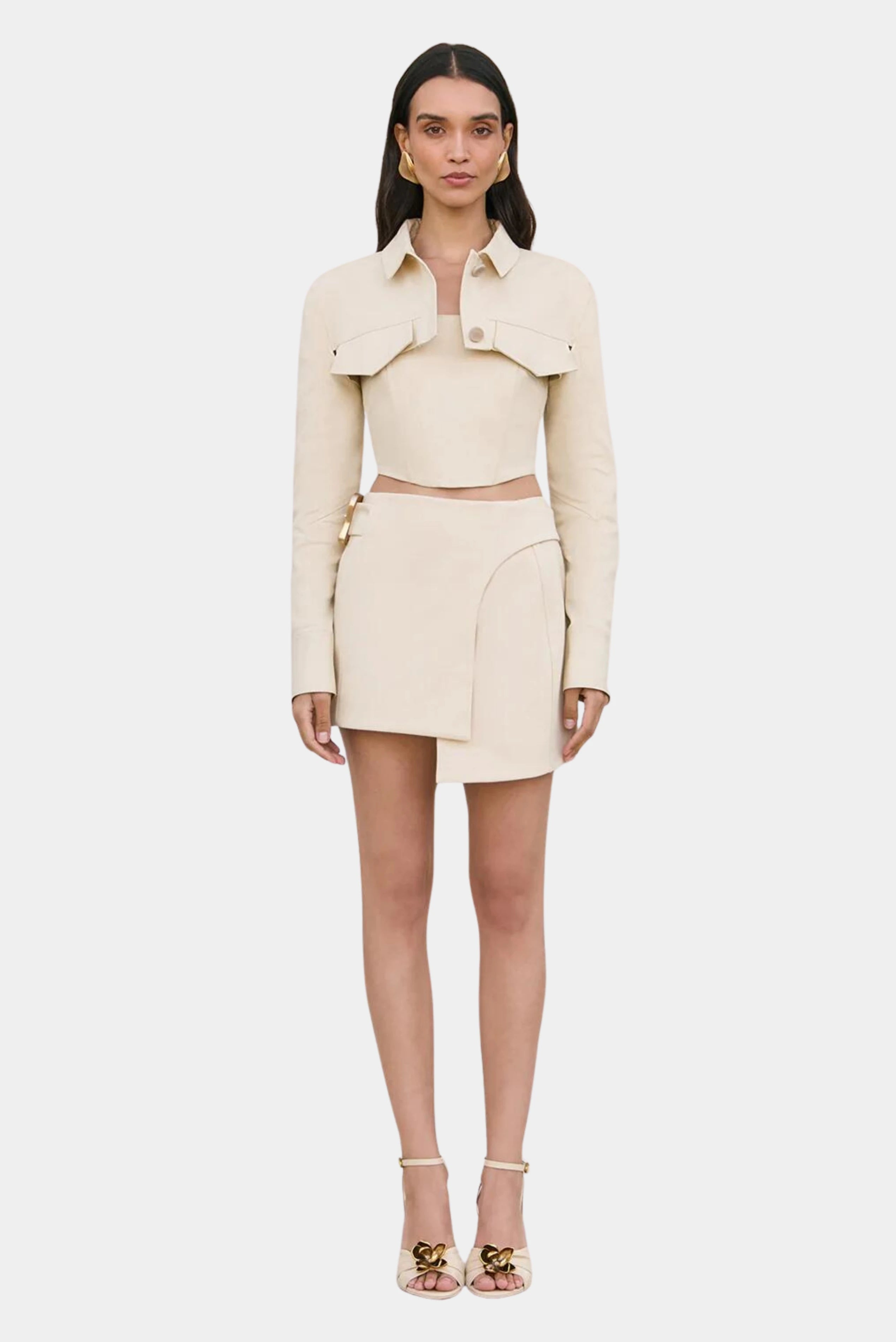 Saia Kay Cult Gaia off-white com sobreposição assimétrica e detalhe metálico