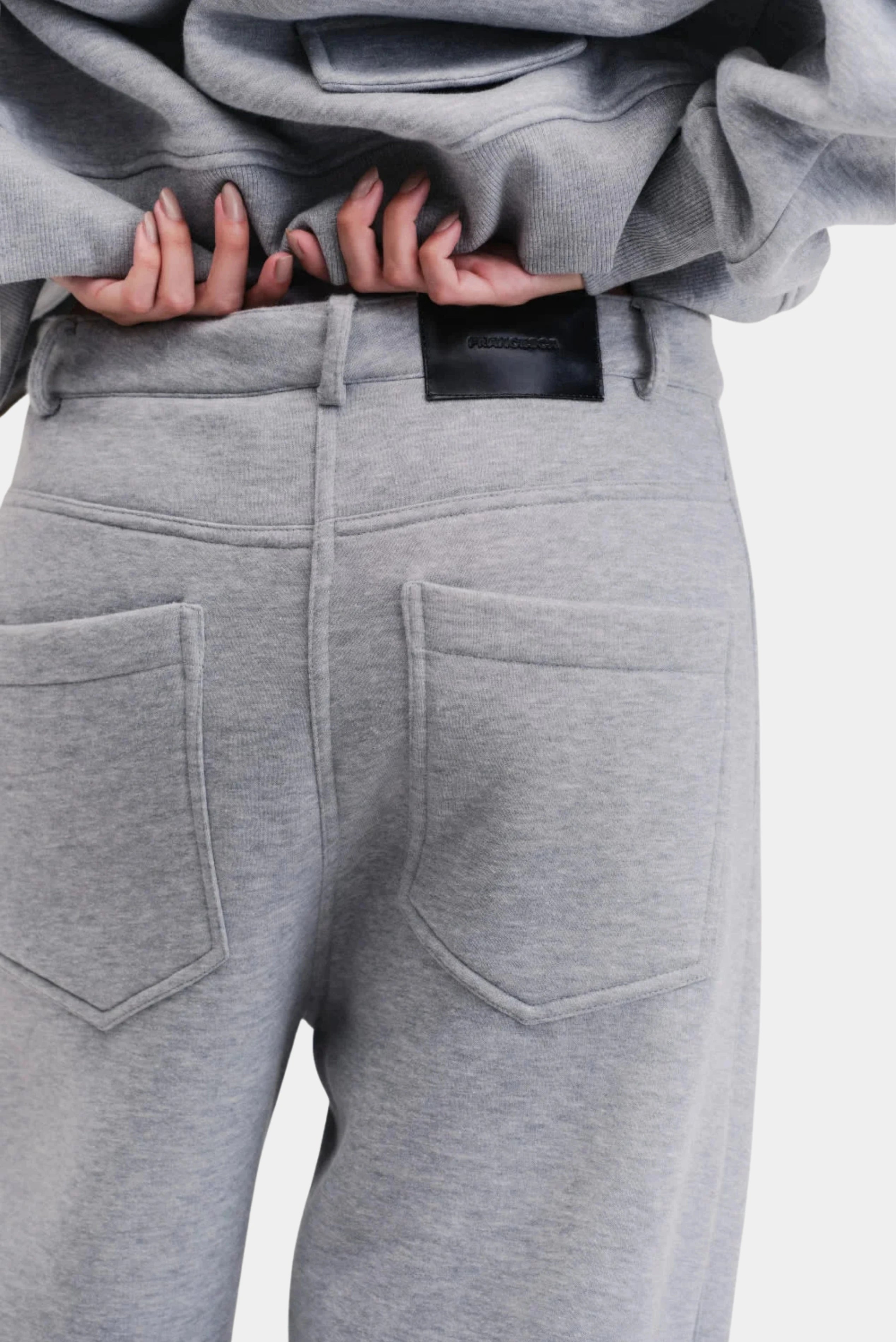 Calça Framed Francesca cinza mescla com bolsos traseiros e acabamento em moletom premium
