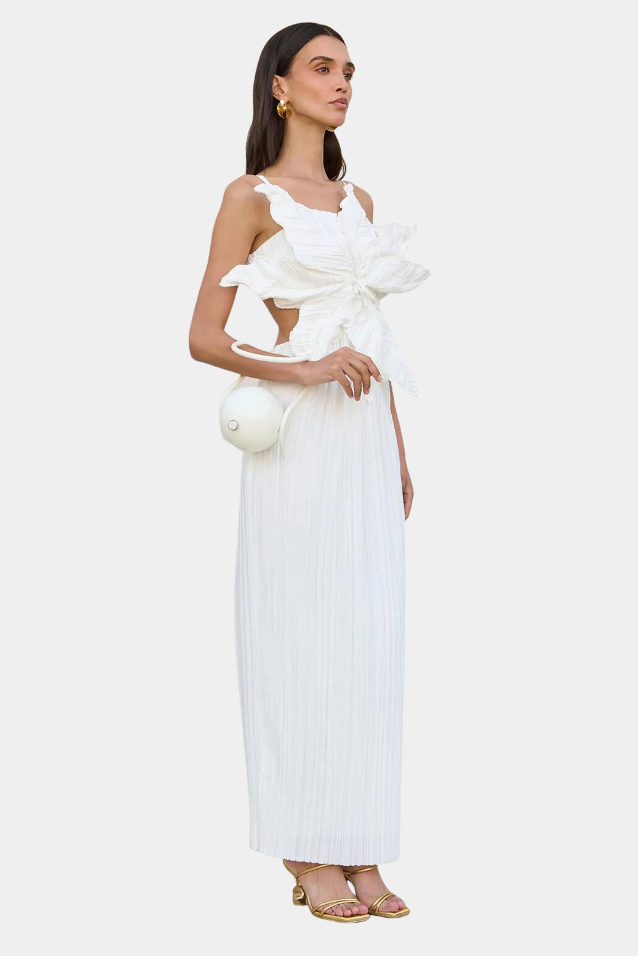 Bolsa Cult Gaia redonda off-white com alça rígida e fechamento metálico