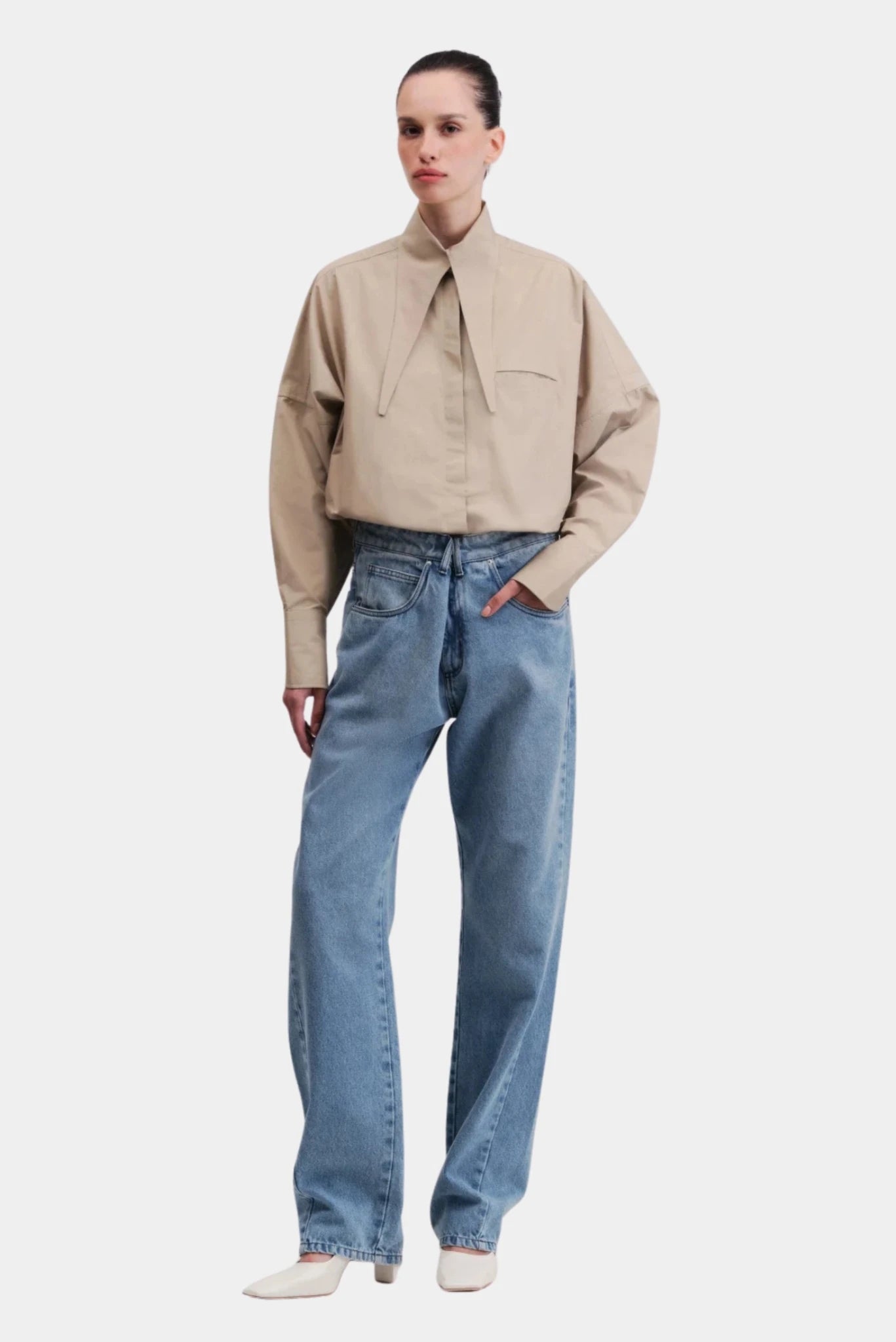 Calça Jeans Strange Francesca azul clara combinada com camisa bege oversized