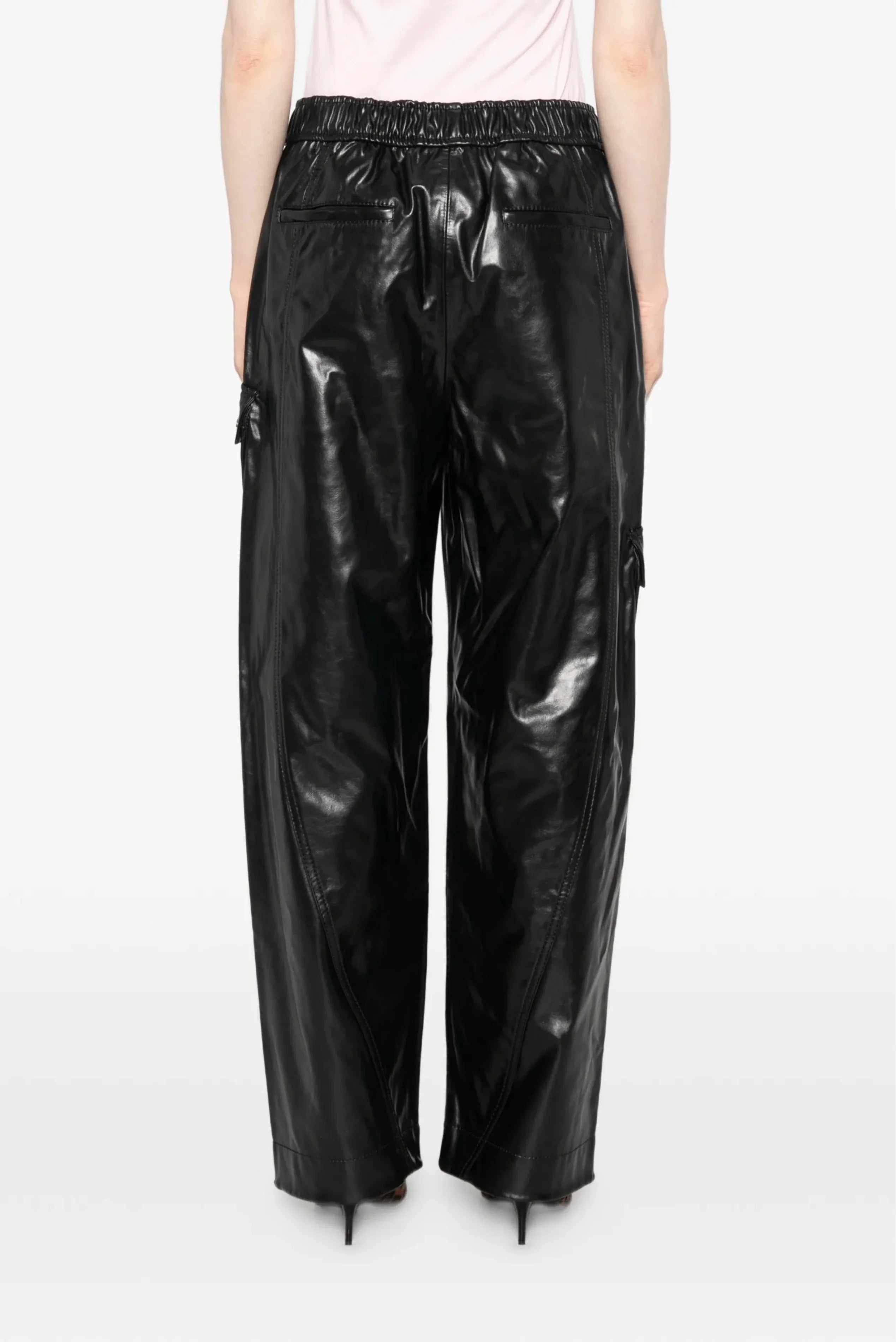 Calça cargo Ganni em couro preto com bolsos utilitários em look feminino contemporâneo | Ganni no Brasil