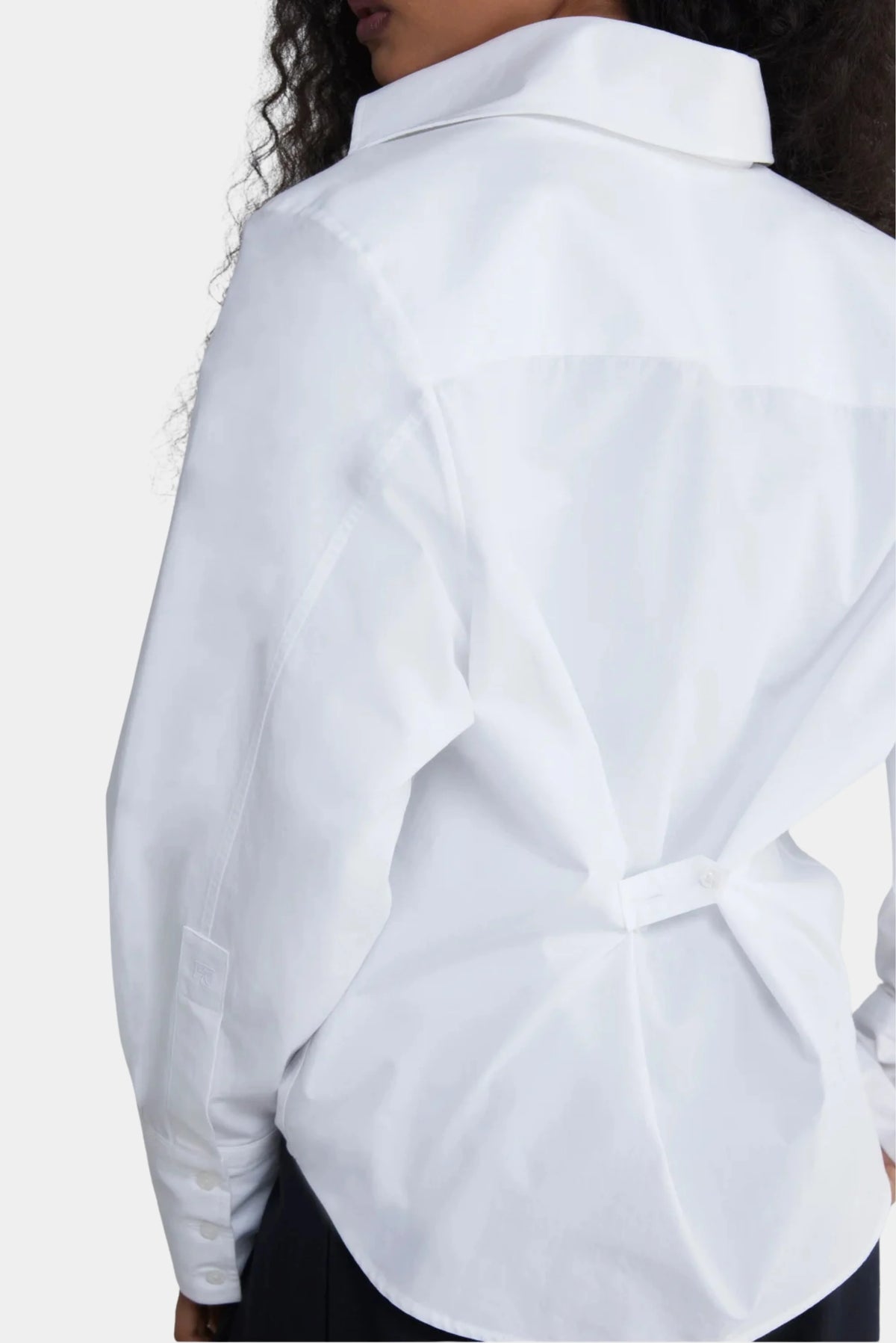 Costas da Camisa Tailored Francesca branca com ajuste central e barra arredondada
