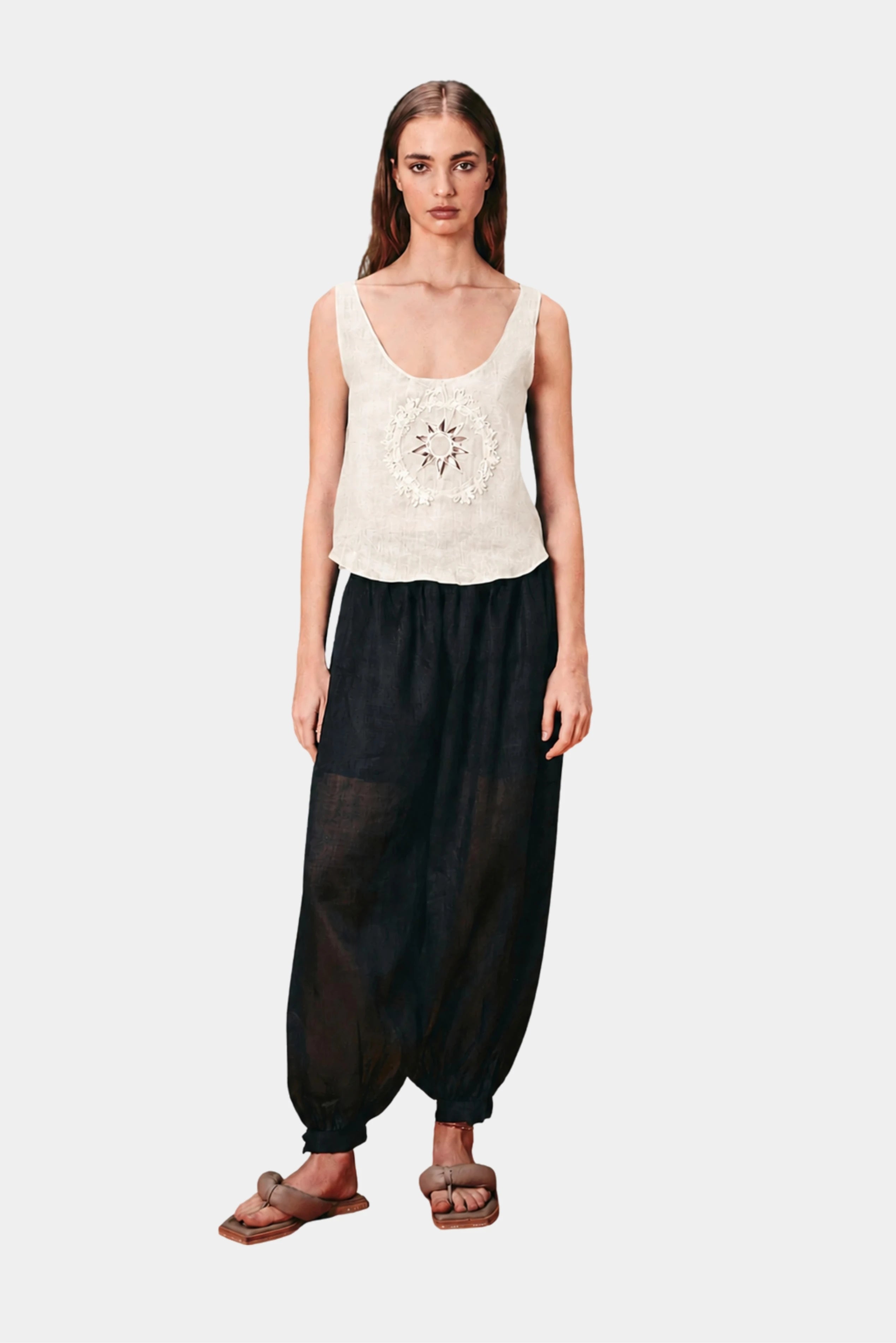 Regata em voil off-white com bordado em pedras em look feminino Tacima Batiche