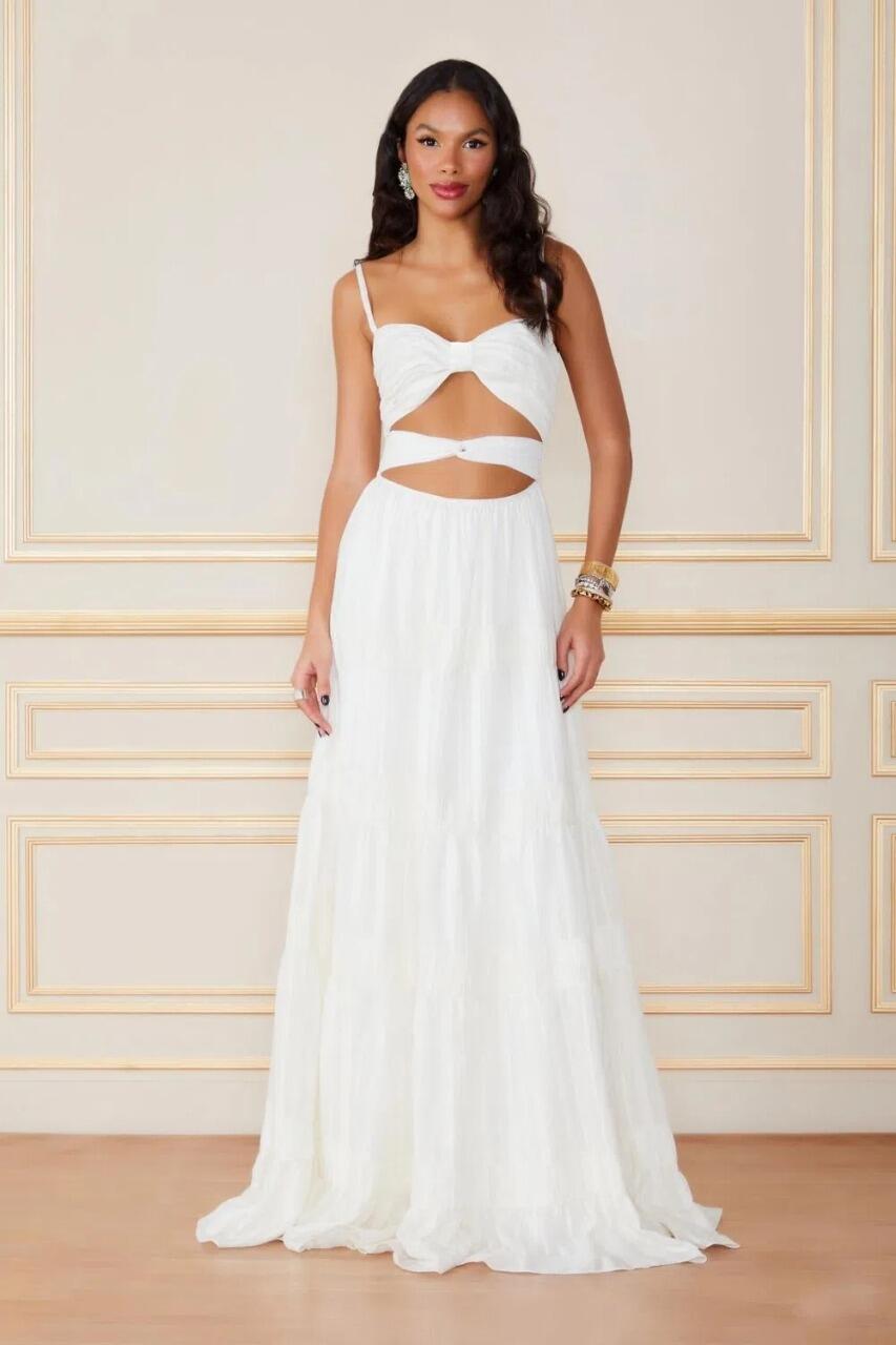 Modelo usando Vestido Longo Leah Fabulous branco com recortes estratégicos e caimento leve