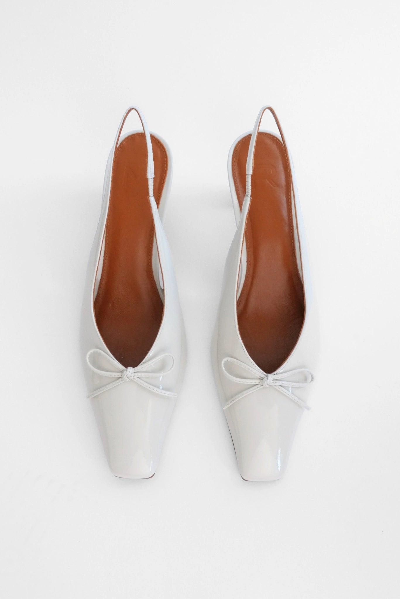Vista superior do Scarpin Slingback Paris MR off white com design elegante e acabamento envernizado