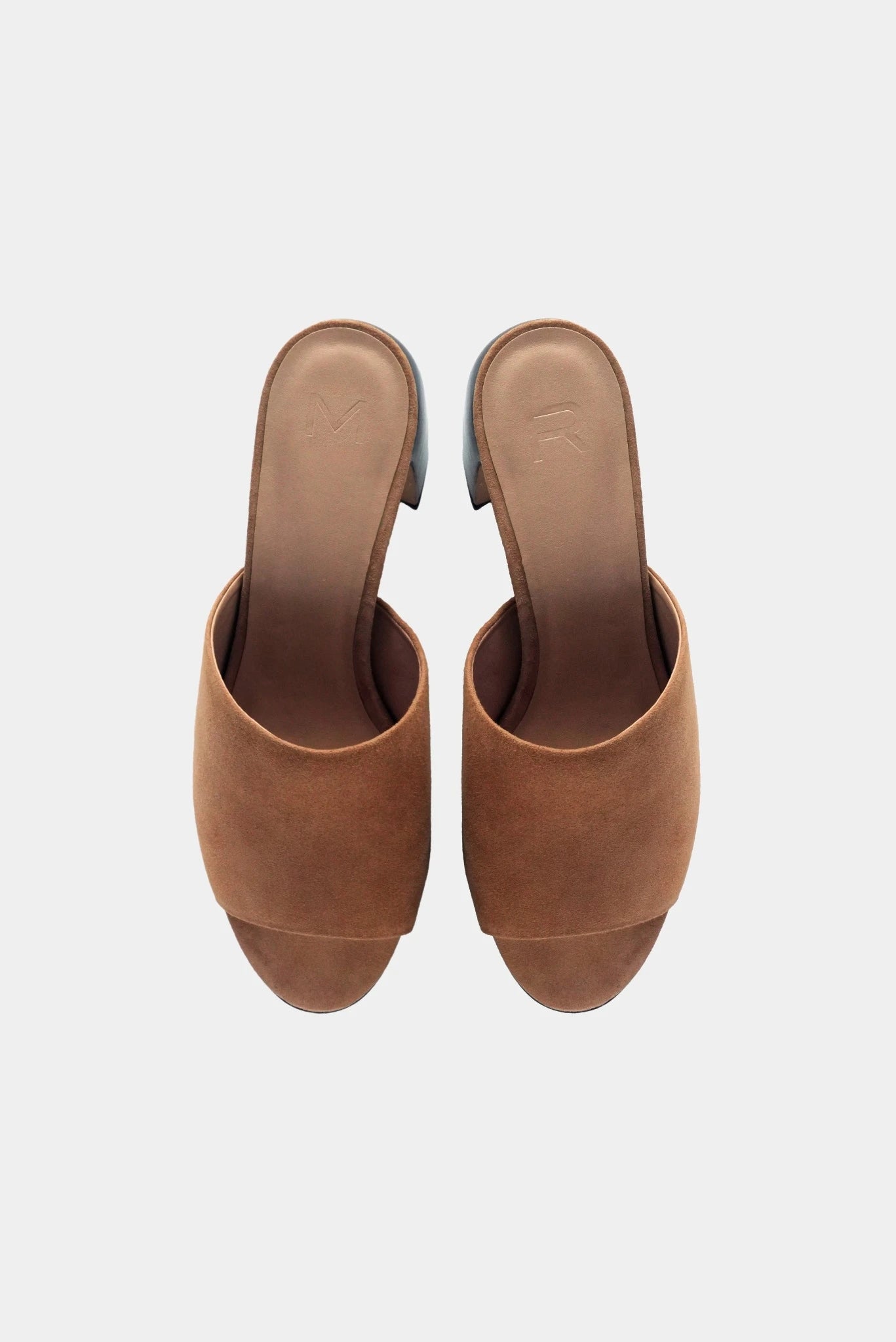 Sandália mule camel Kell MR com tira larga e plataforma frontal