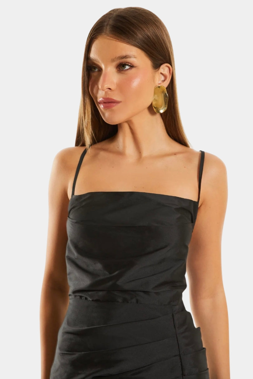 Macaquinho Leticia Fabulous preto com acabamento acetinado e caimento elegante