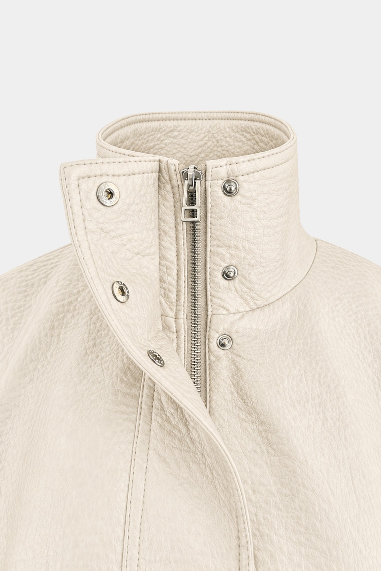 Detalhe da gola alta e fechamento frontal com zíper da jaqueta Philo MR em couro off white