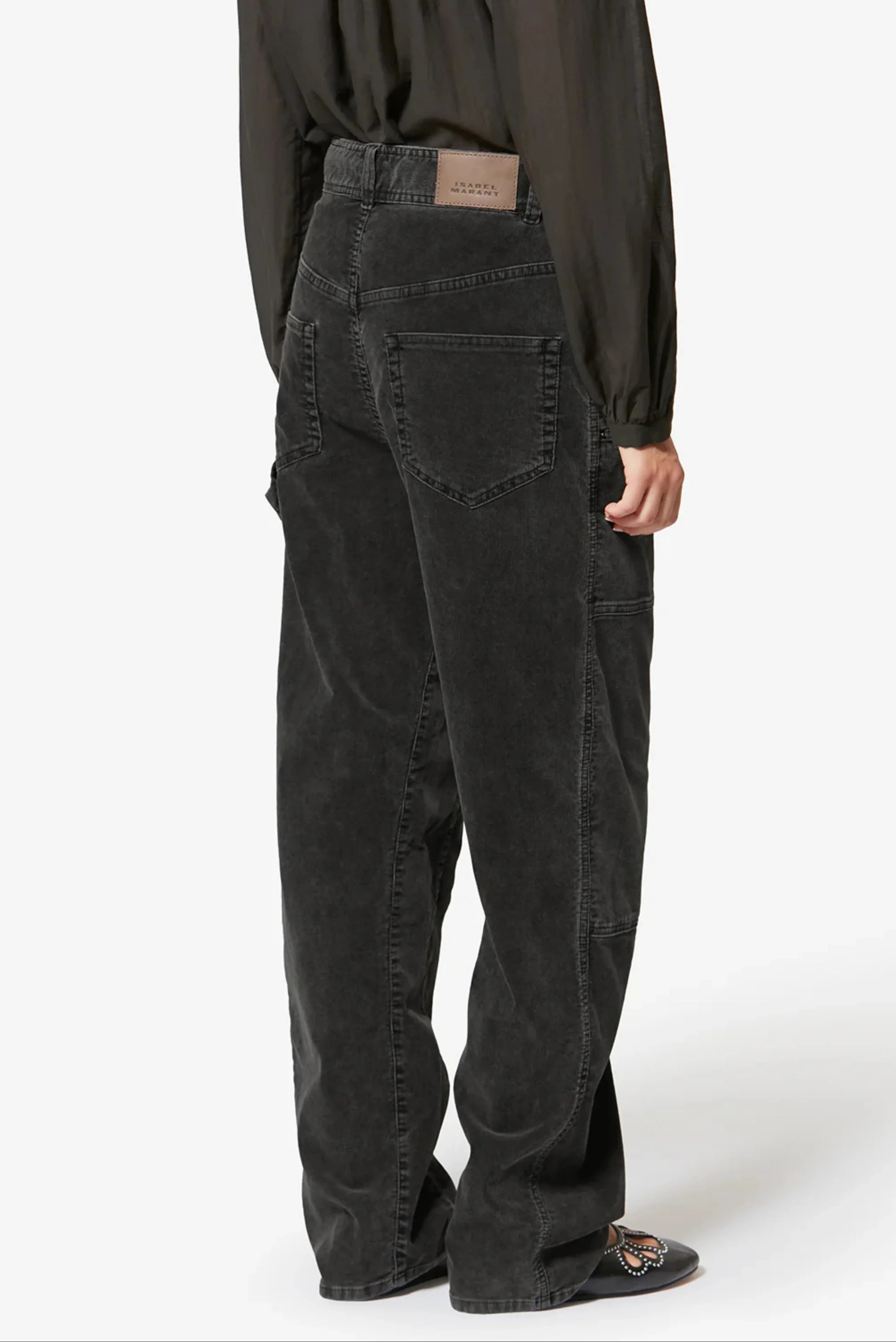 Vista traseira da calça de veludo cotelê preta Isabel Marant