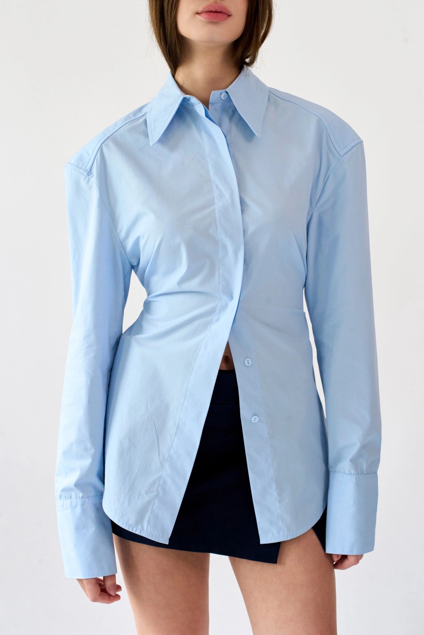 Detalhe da camisa Yuka MR azul-claro em tricoline com recorte ajustado na cintura